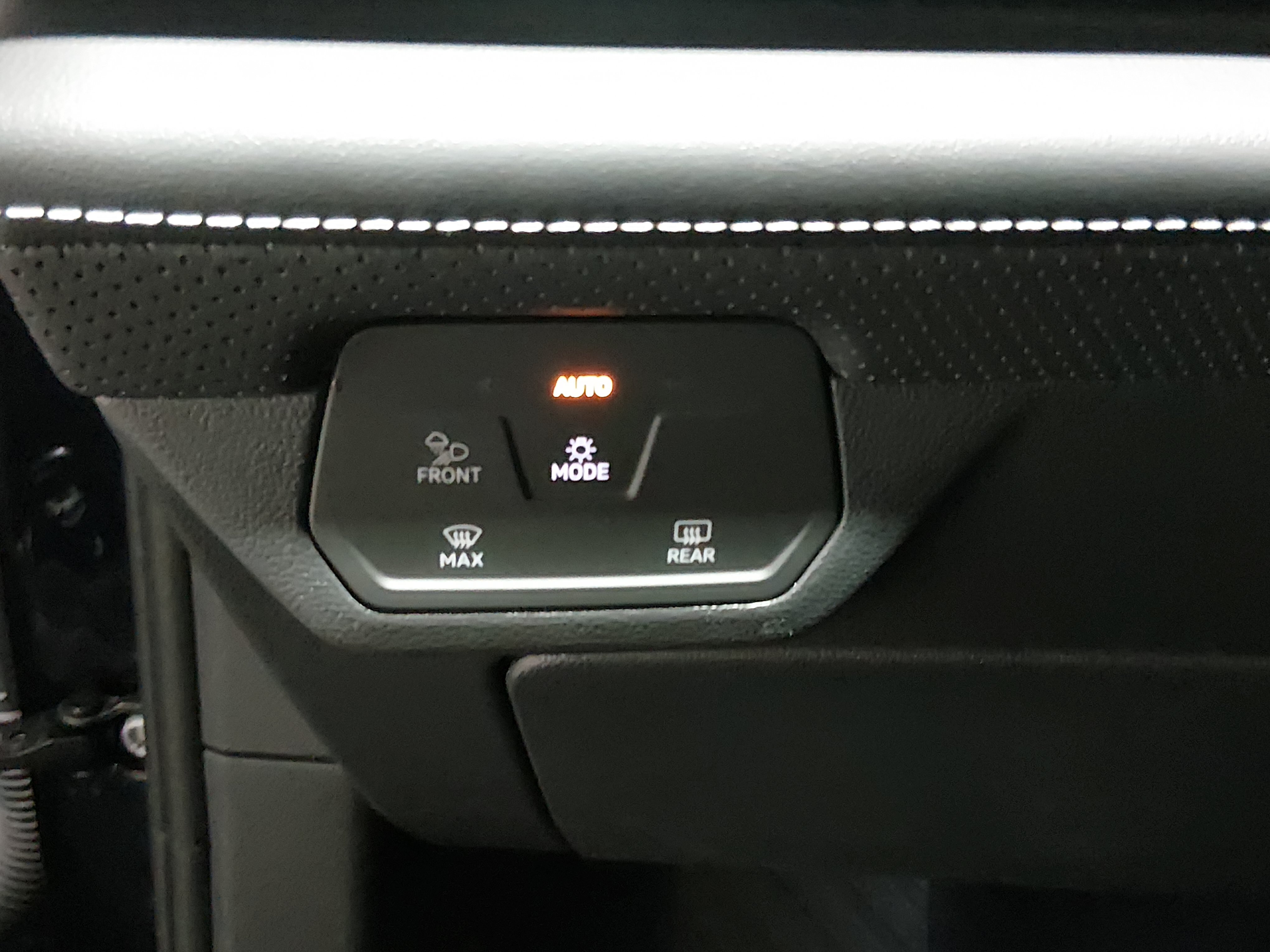 2025 Volkswagen Atlas SE w/Tech - Photo 13