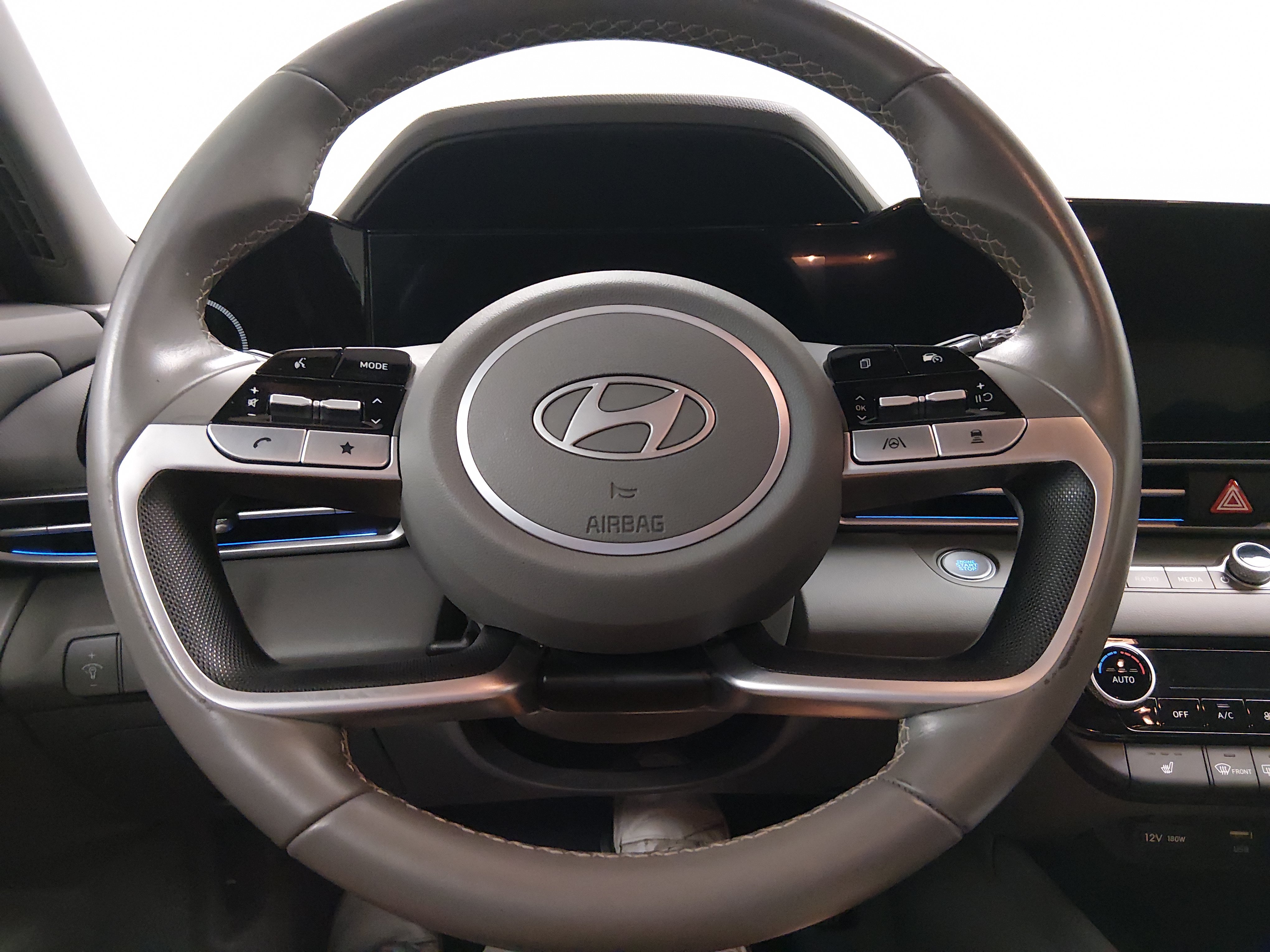 2025 Hyundai Elantra SEL - Photo 12