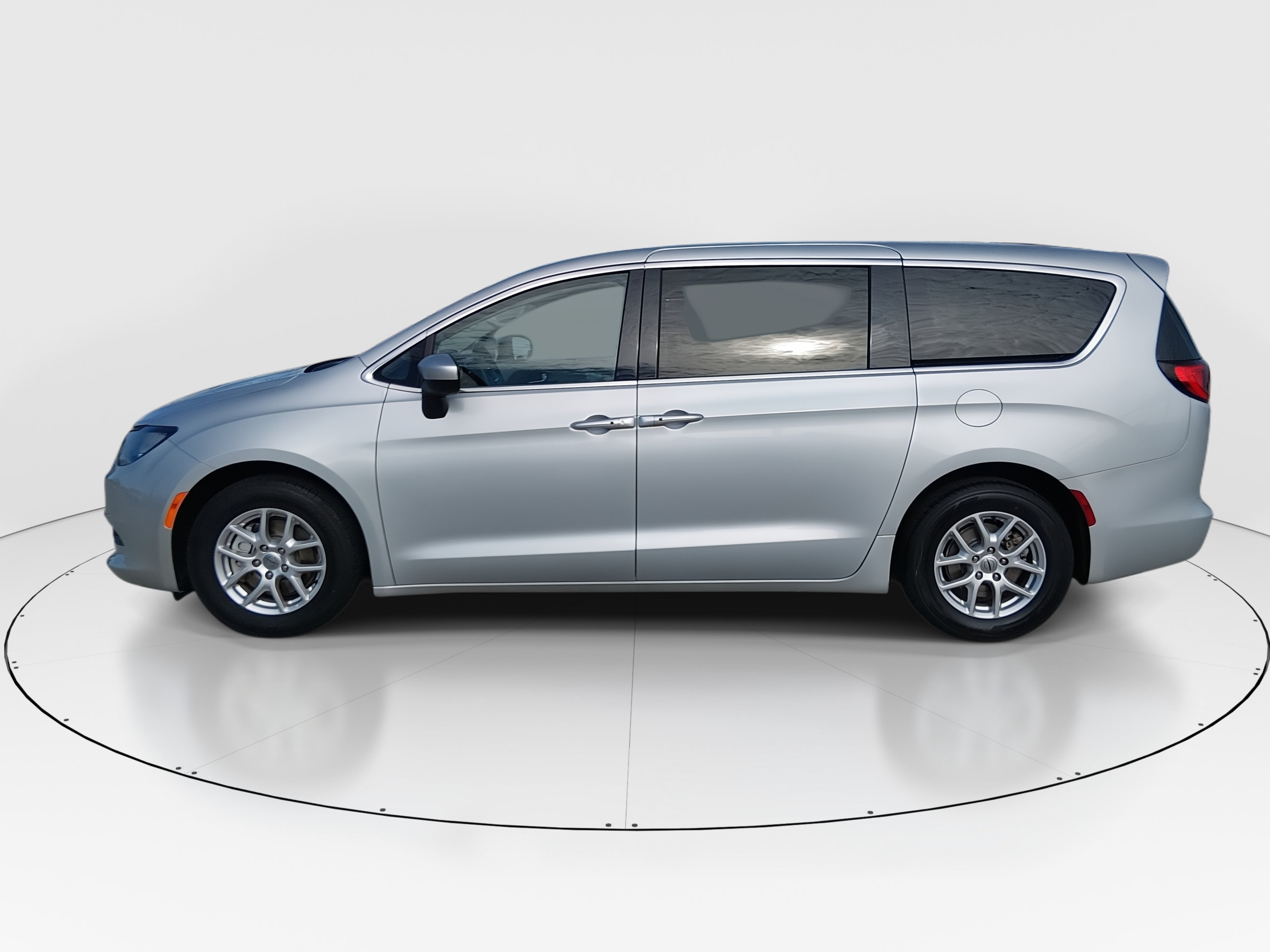 2022 Chrysler Voyager LX - Photo 4
