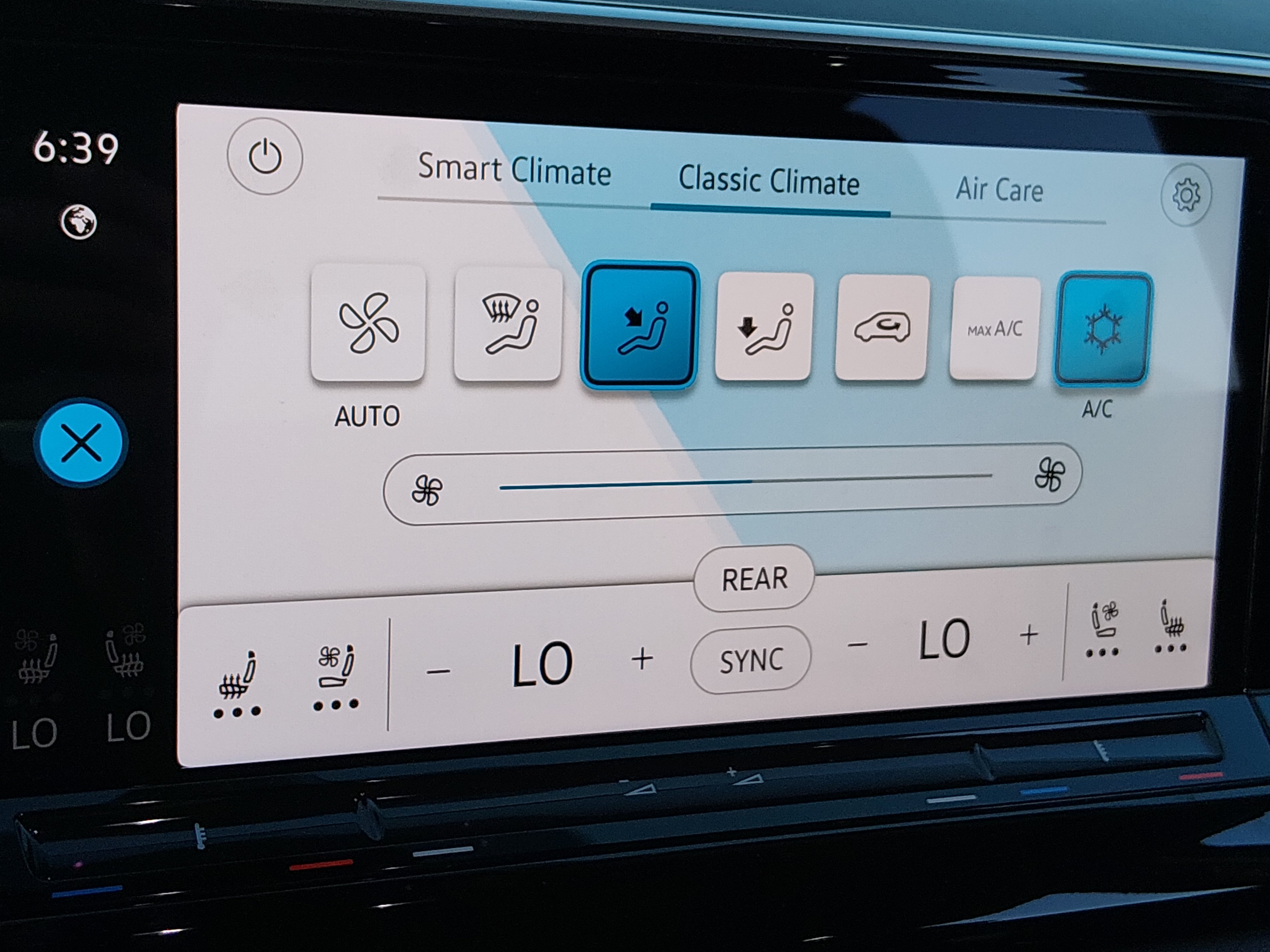 2024 Volkswagen Atlas SE w/Tech - Photo 18