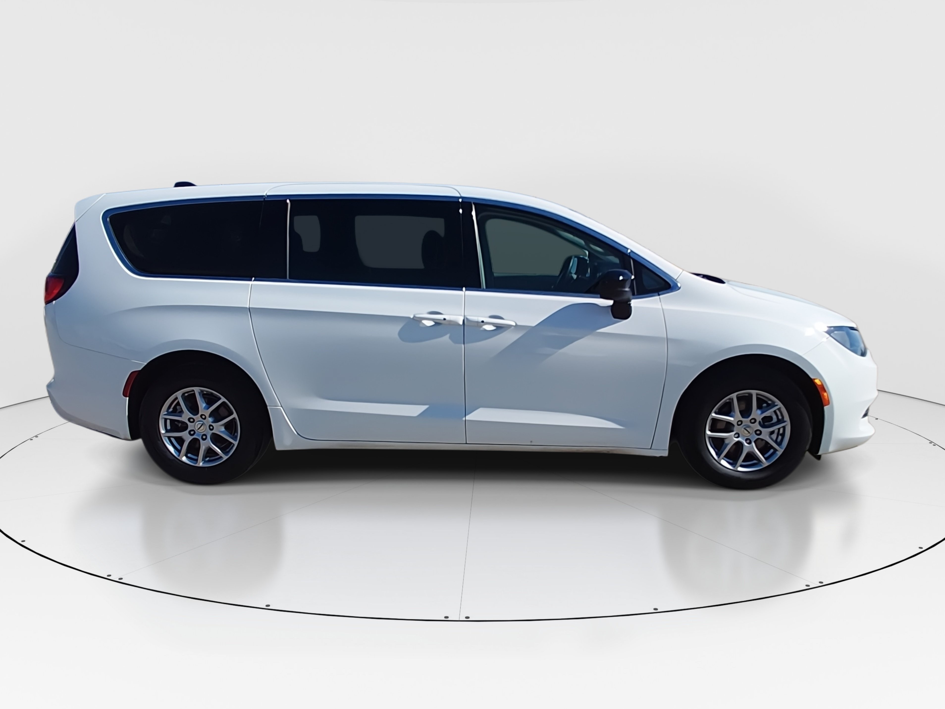 2024 Chrysler Voyager LX - Photo 8