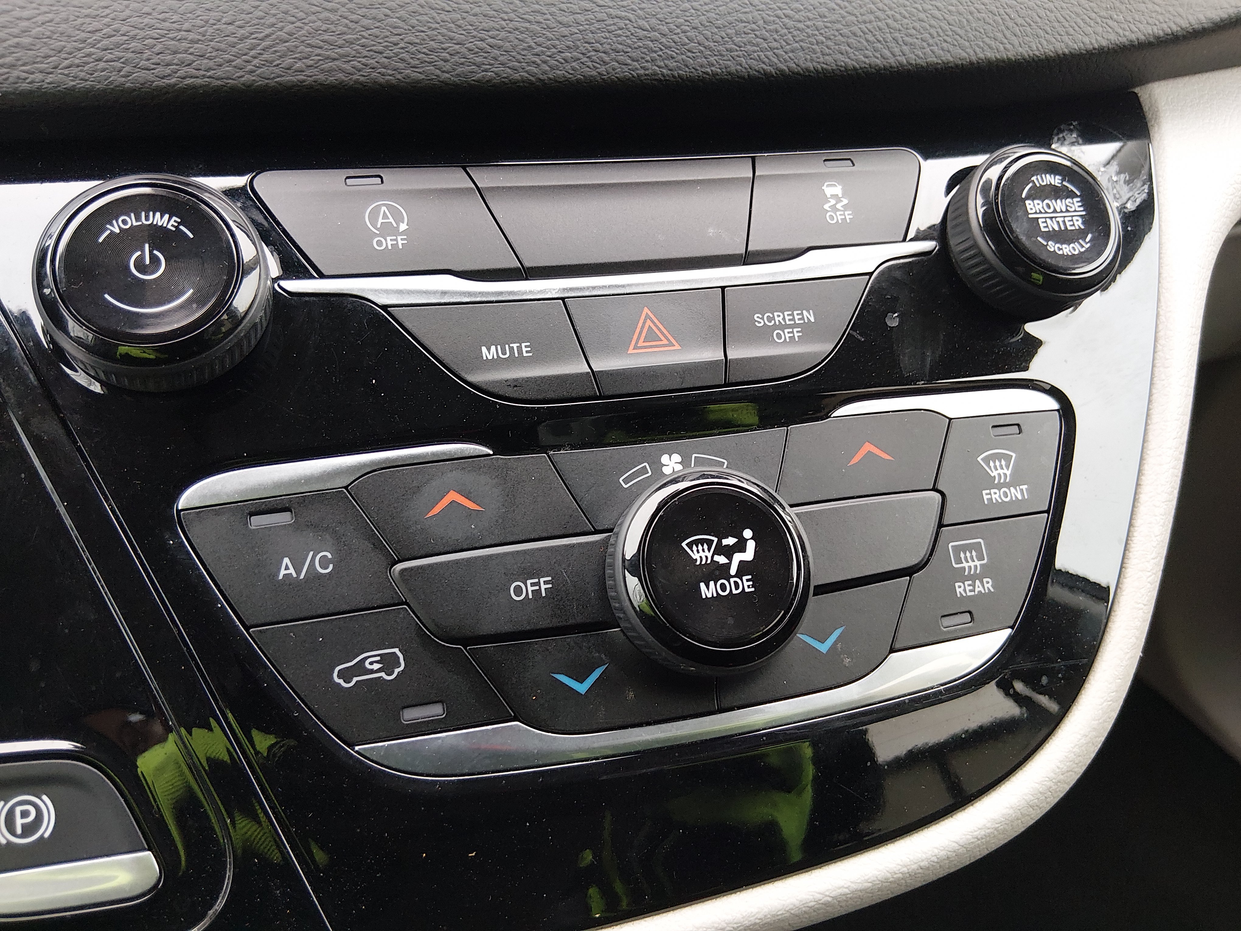 2023 Chrysler Voyager LX - Photo 19