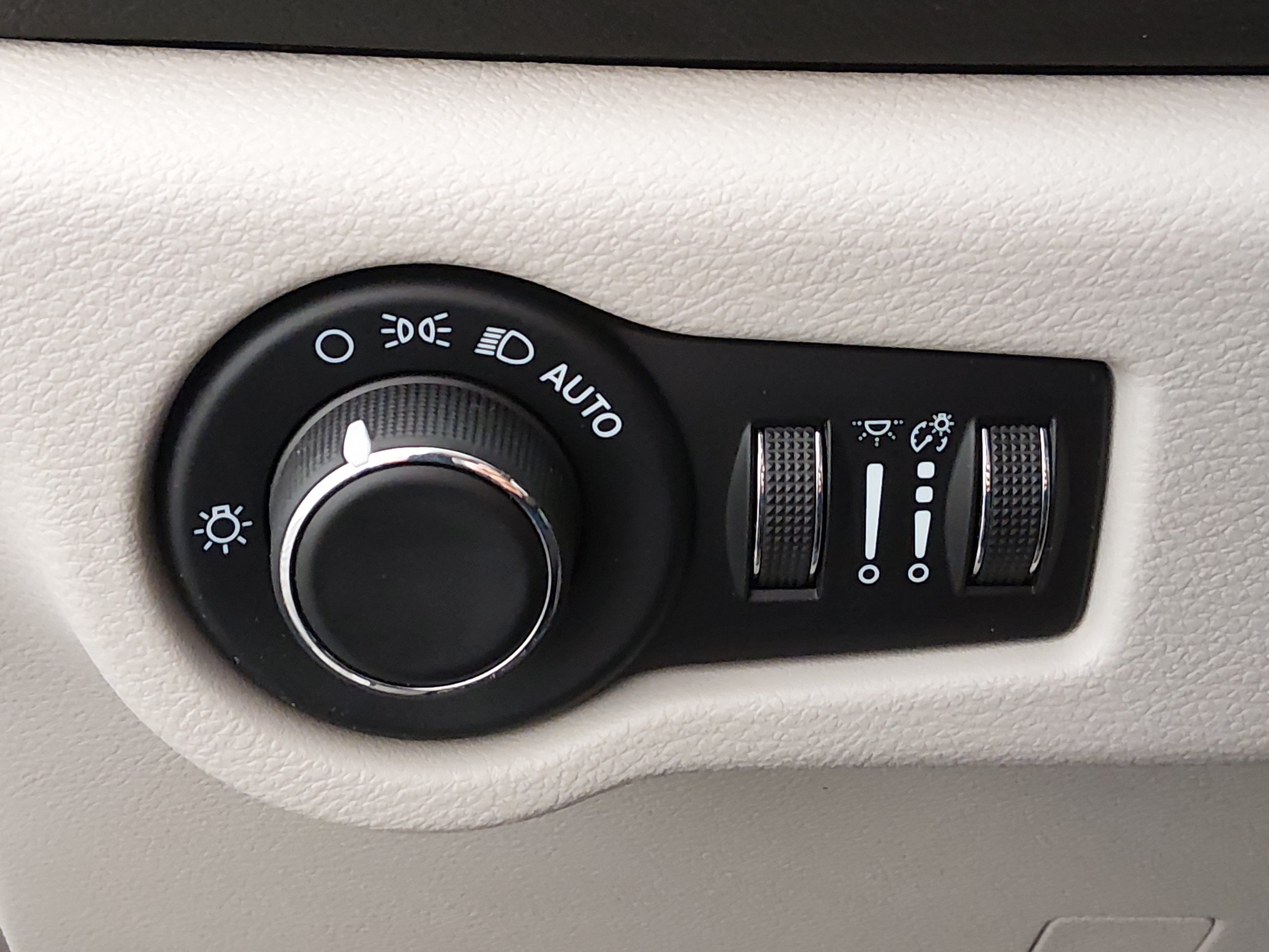 2022 Chrysler Voyager LX - Photo 13