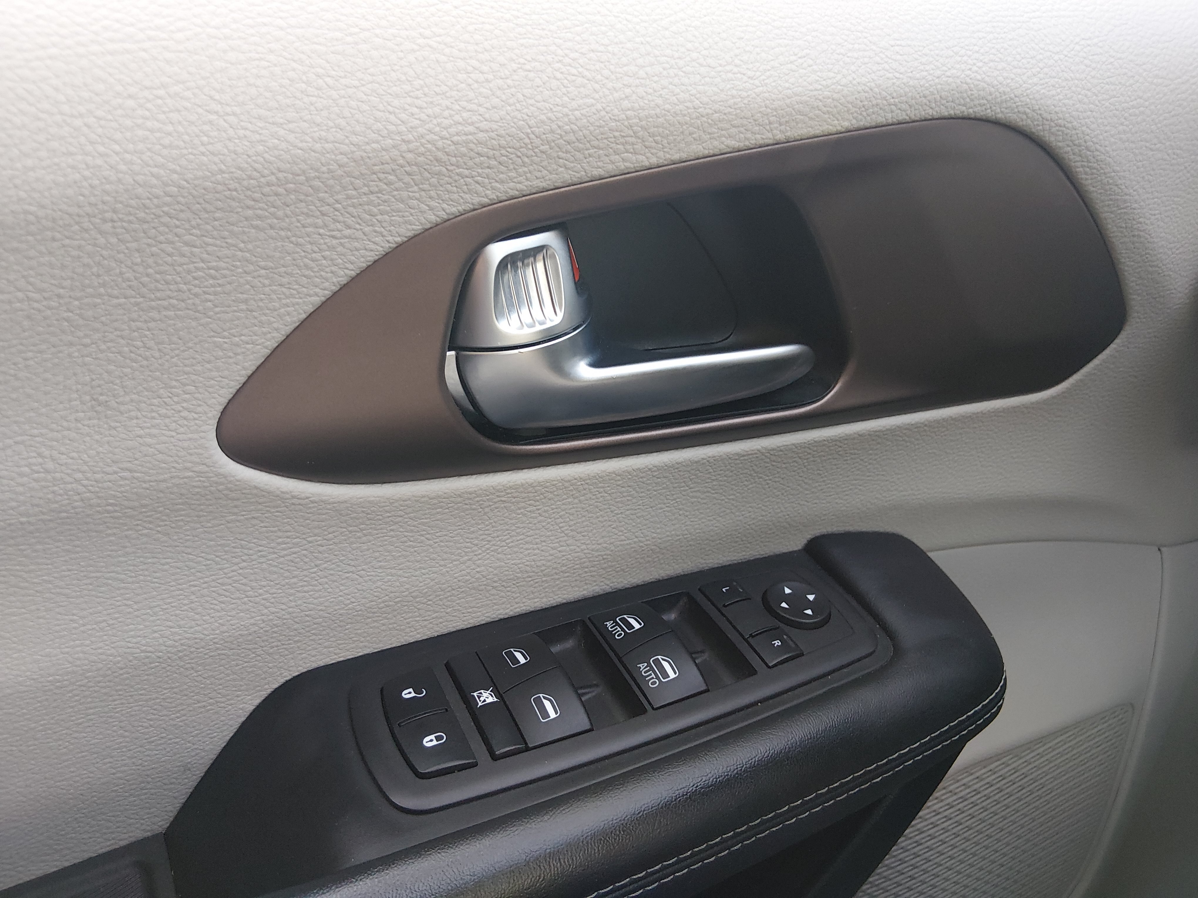 2023 Chrysler Voyager LX - Photo 19