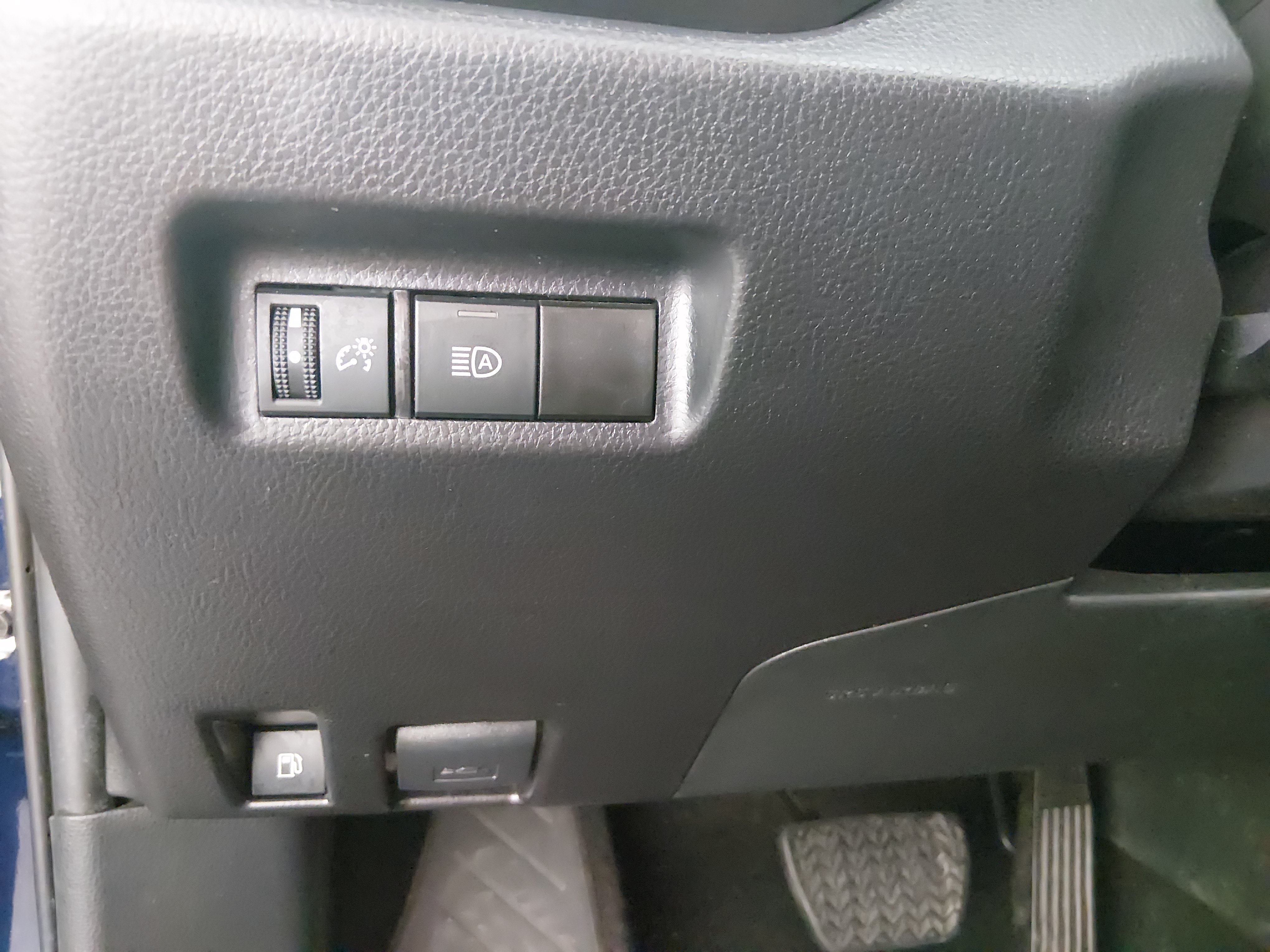 2025 Toyota RAV4 XLE - Photo 13