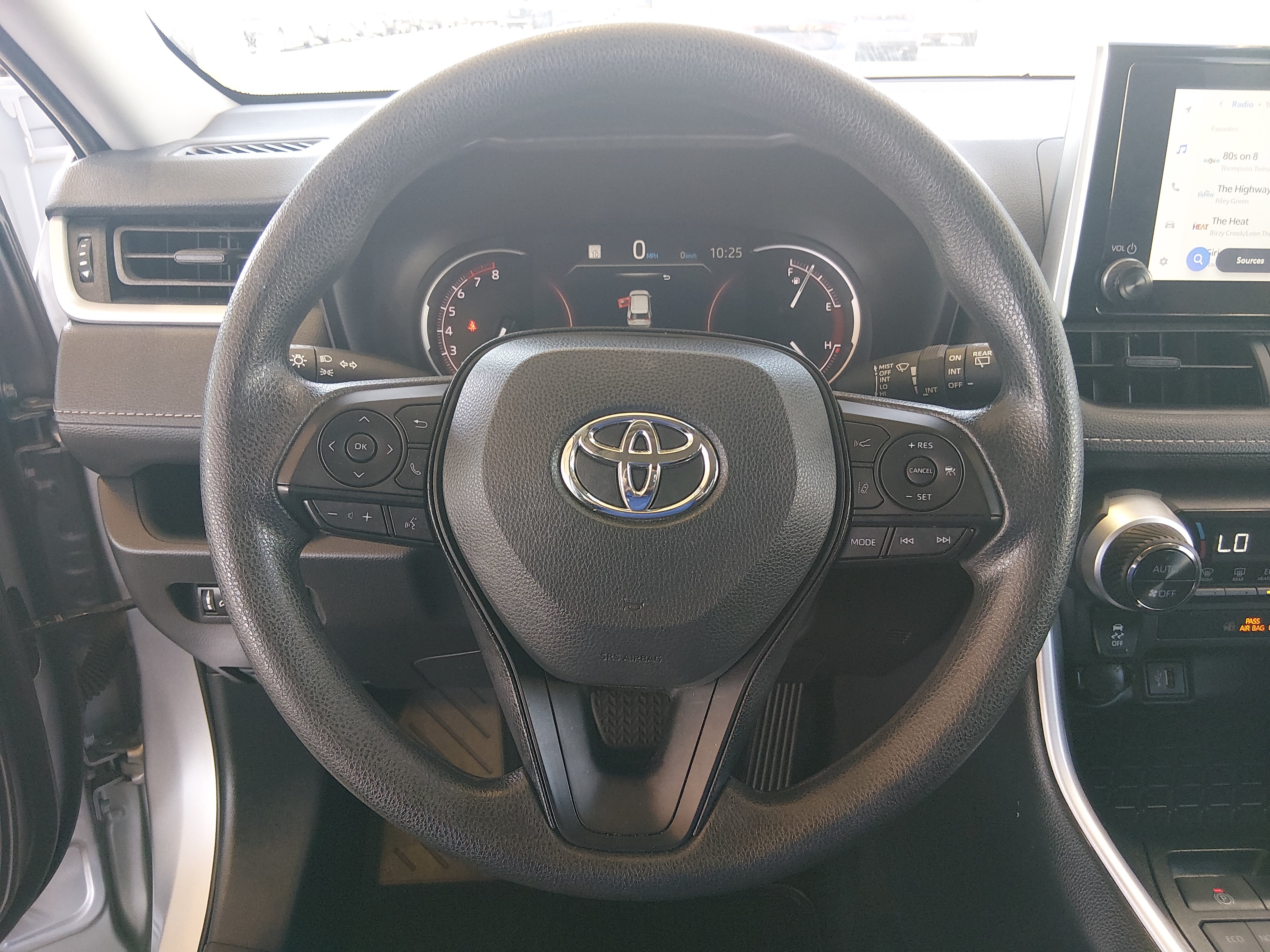 2025 Toyota RAV4 XLE - Photo 12