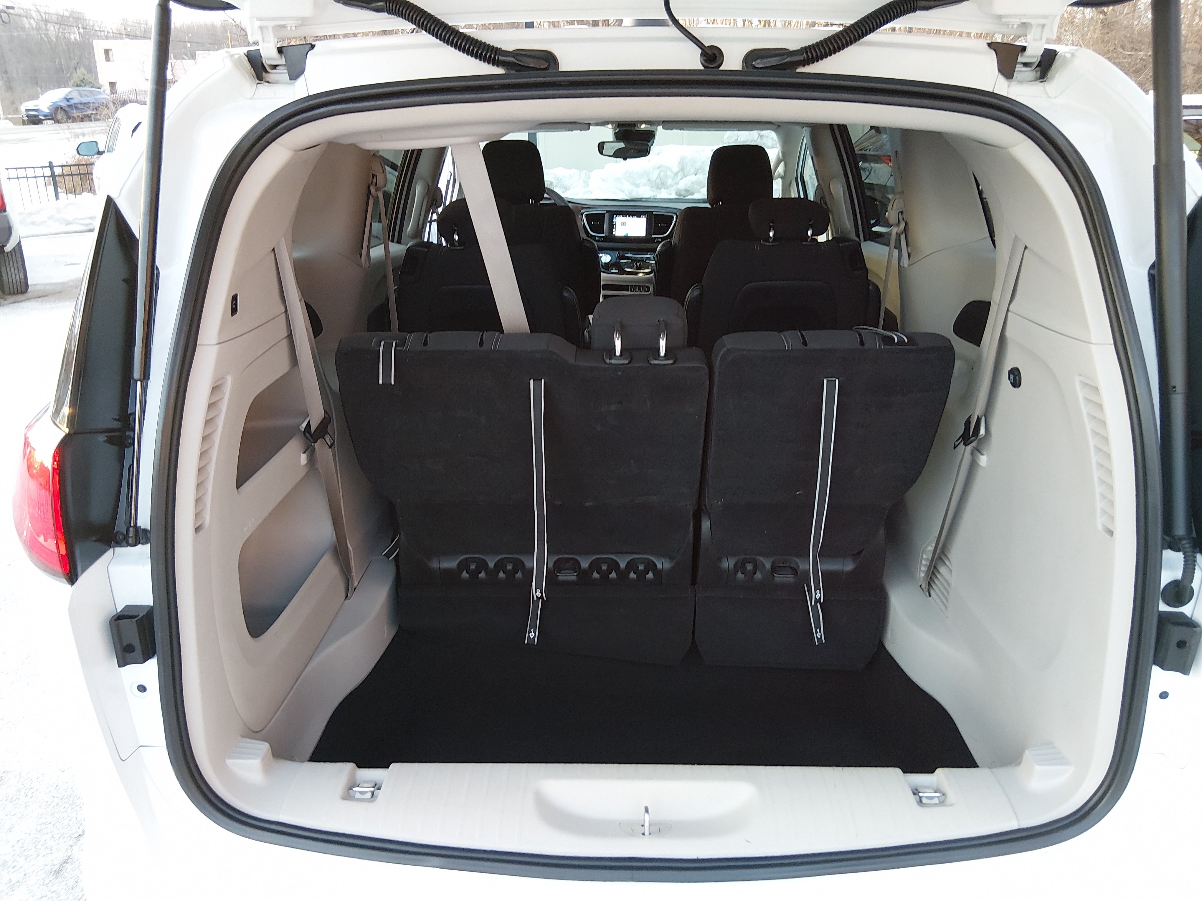 2024 Chrysler Voyager LX - Photo 11