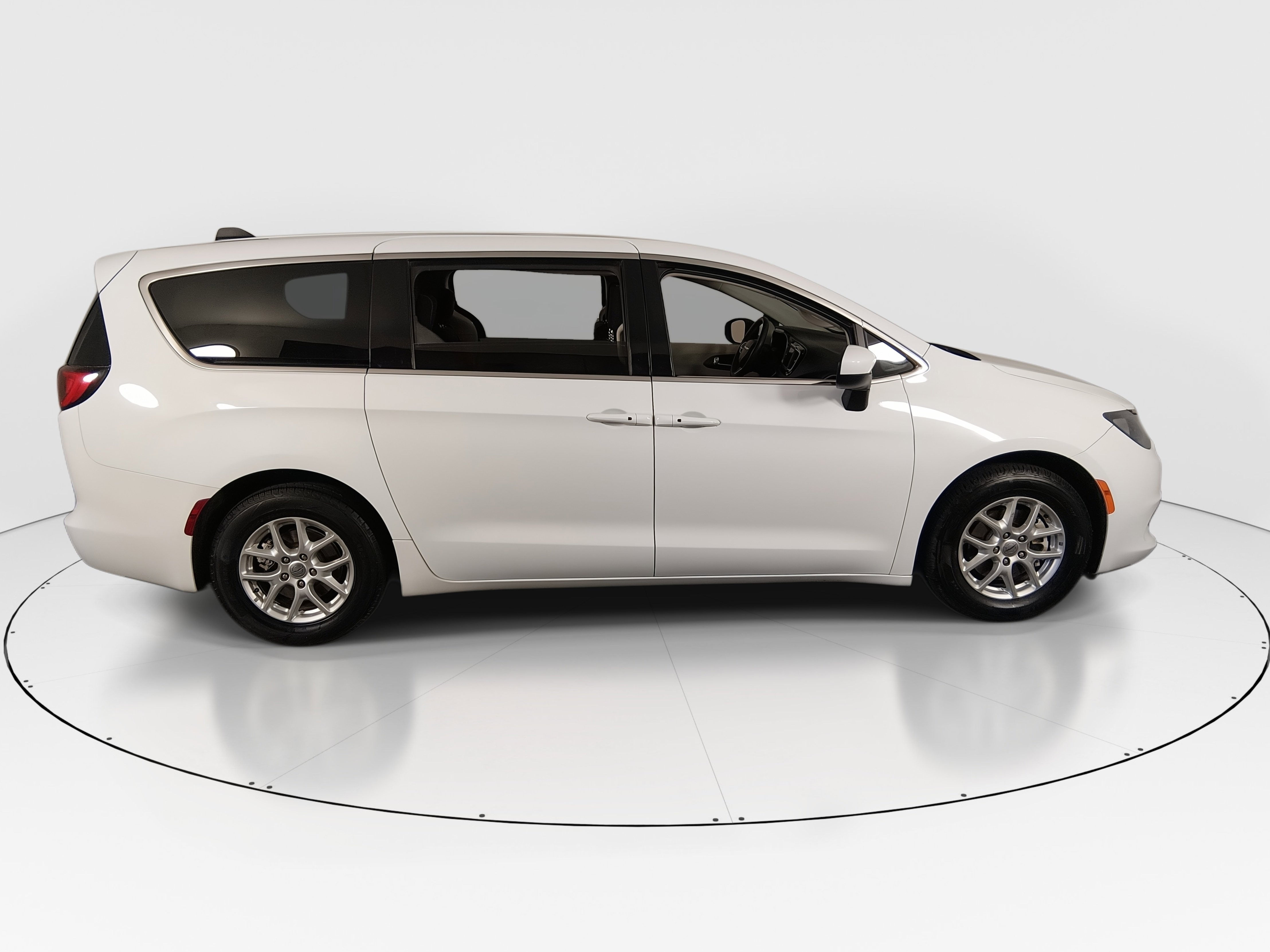 2022 Chrysler Voyager LX - Photo 8