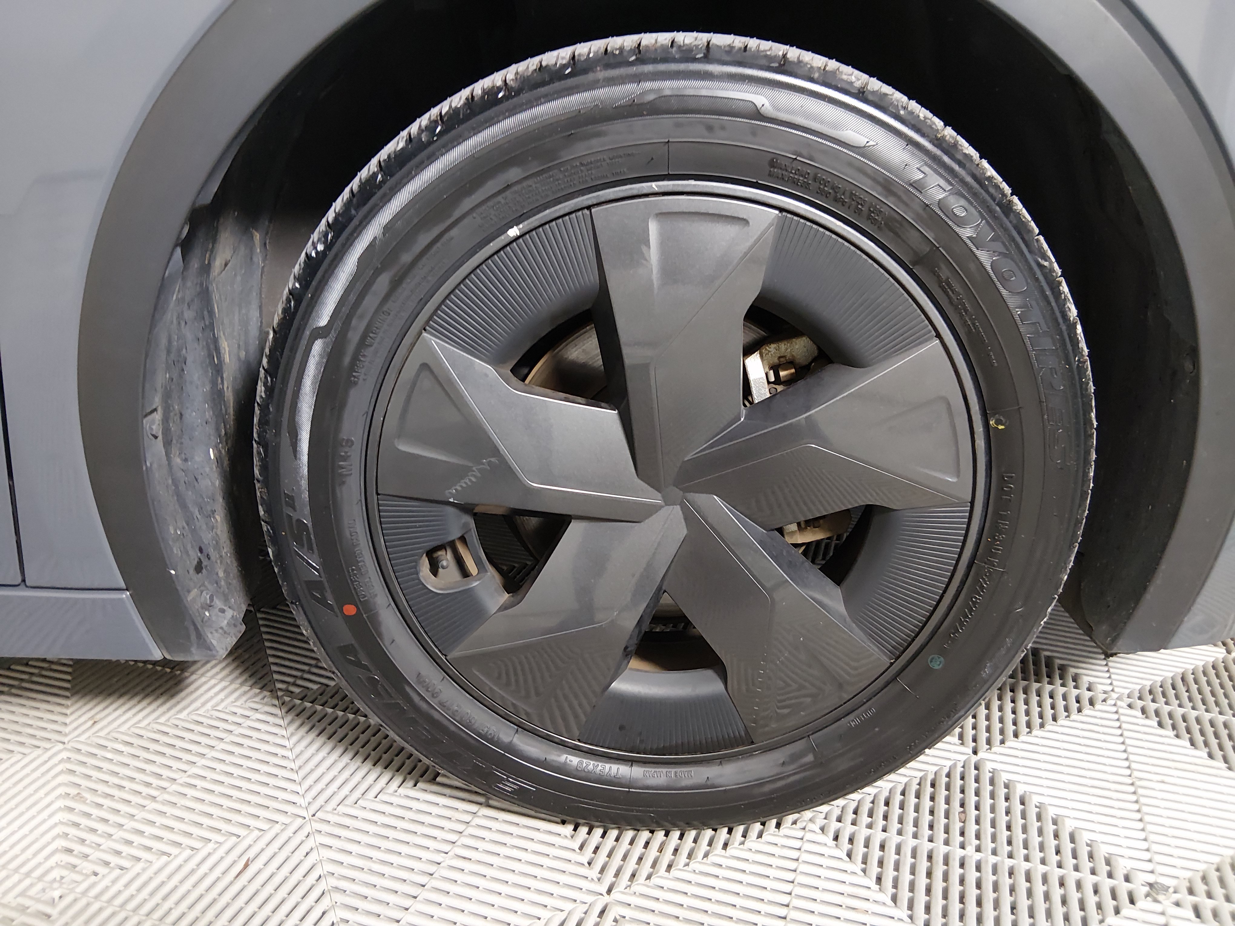 2025 Toyota Prius LE - Photo 10