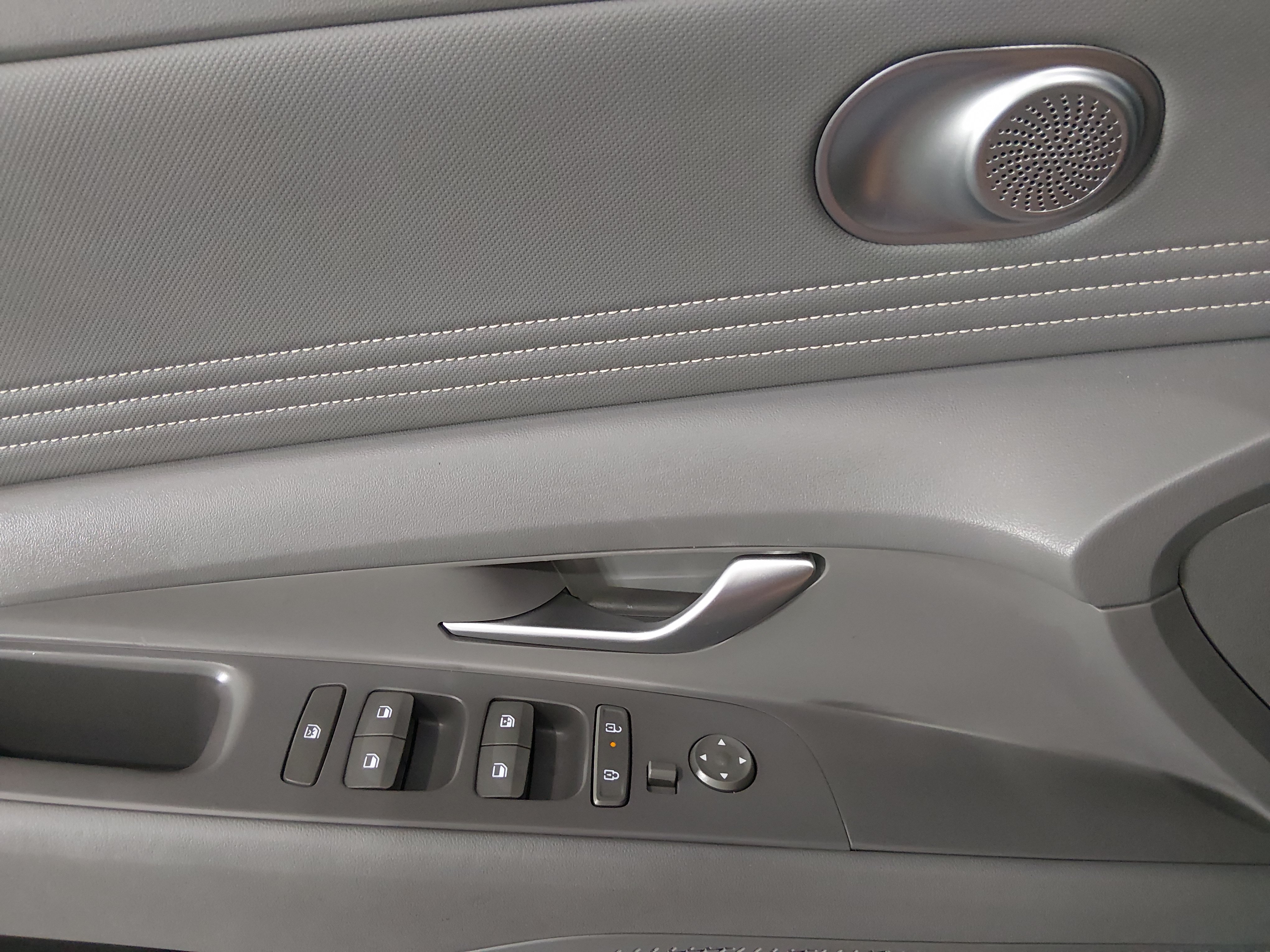 2025 Hyundai Elantra SEL - Photo 16