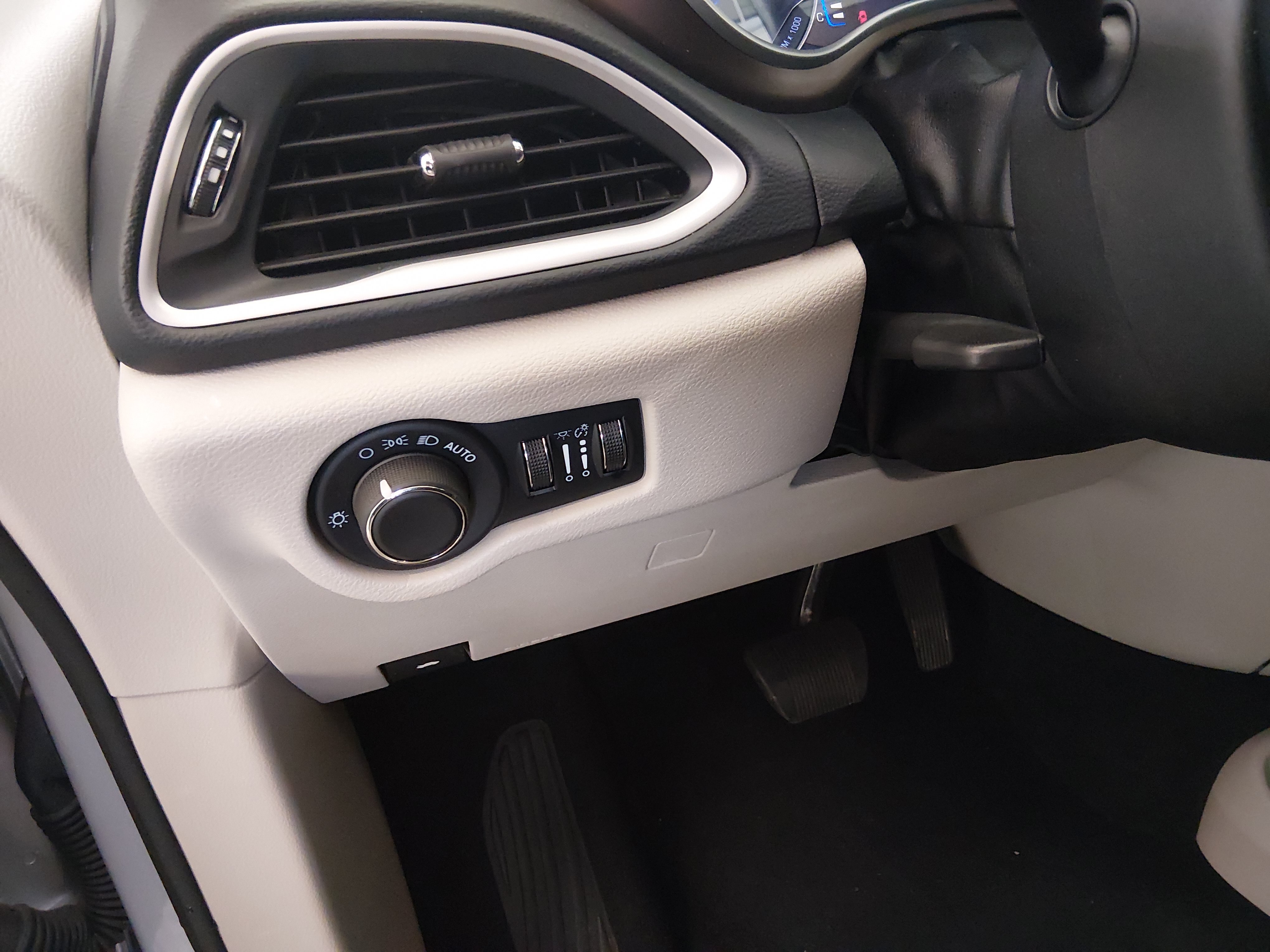 2023 Chrysler Voyager LX - Photo 13