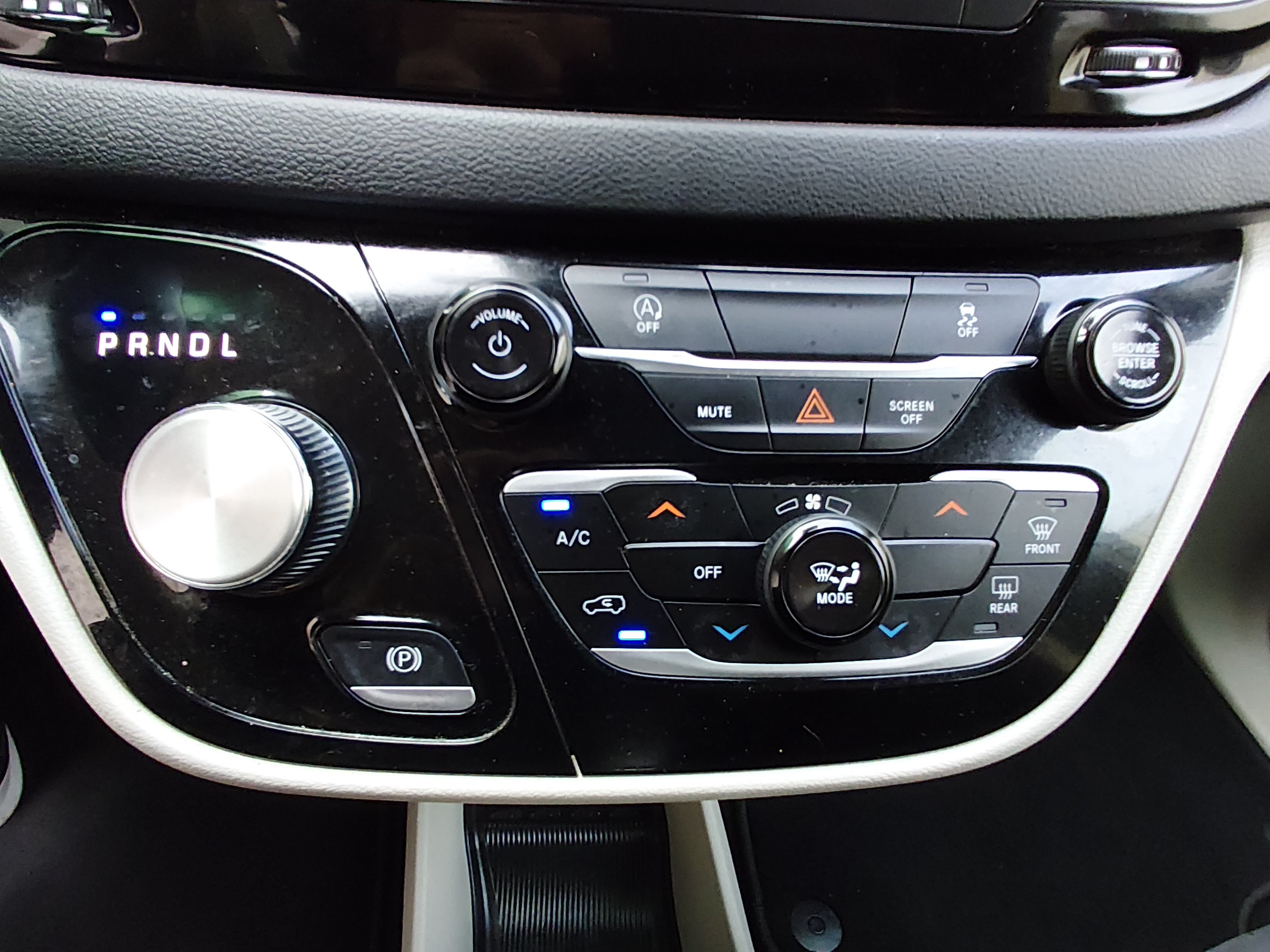 2024 Chrysler Voyager LX - Photo 20