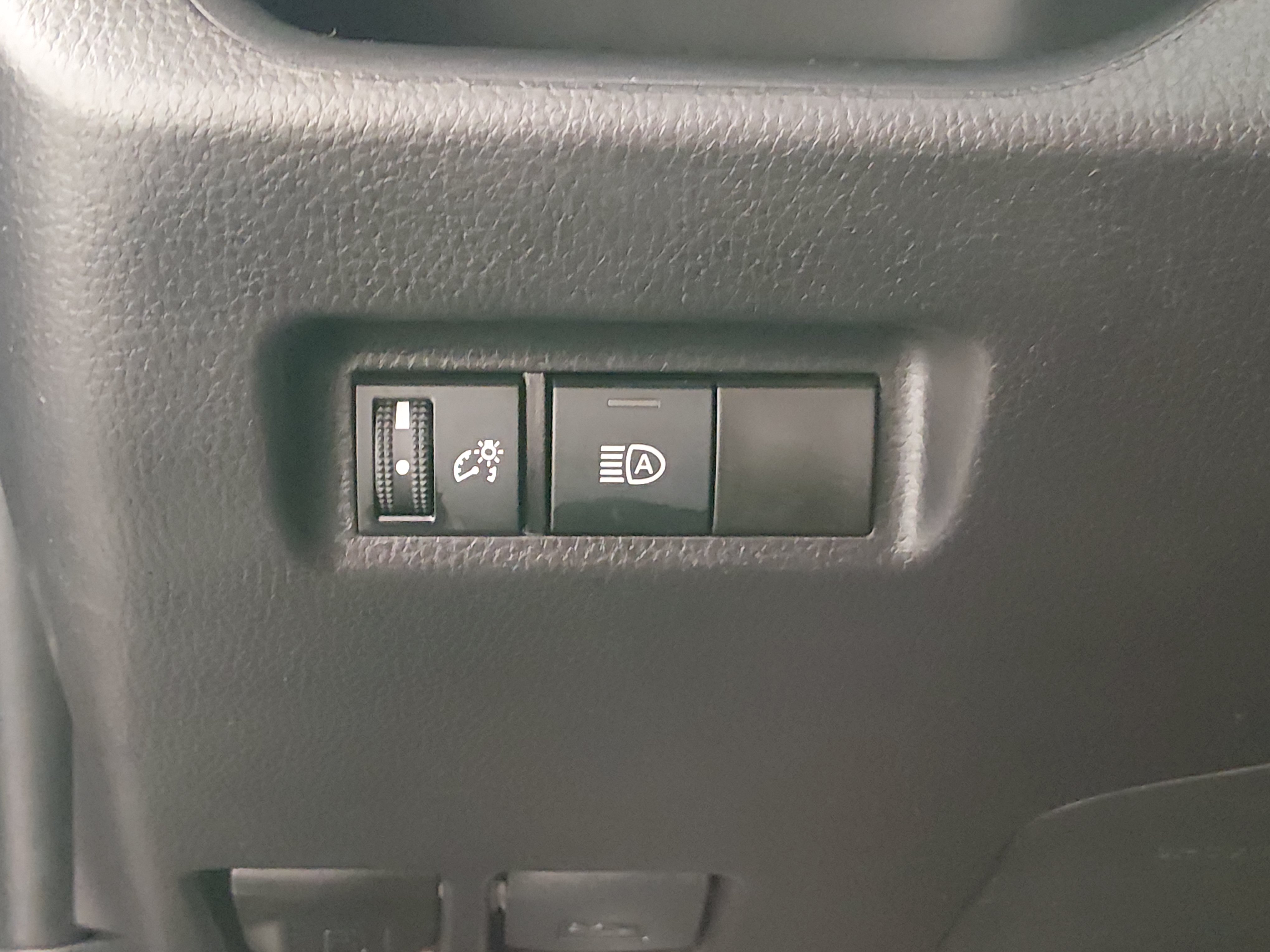 2025 Toyota RAV4 XLE - Photo 13