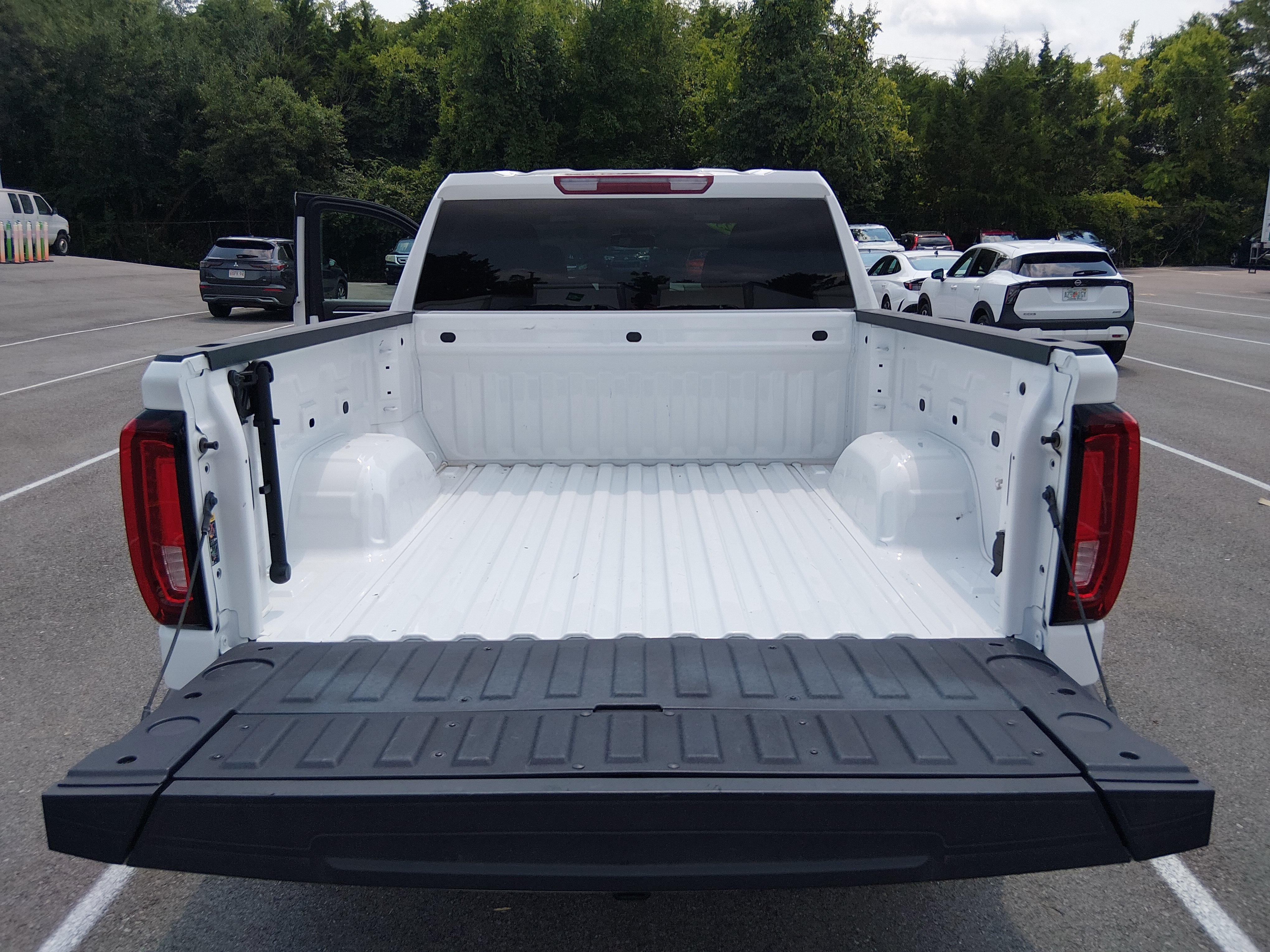 2025 GMC Sierra 1500 SLT - Photo 11