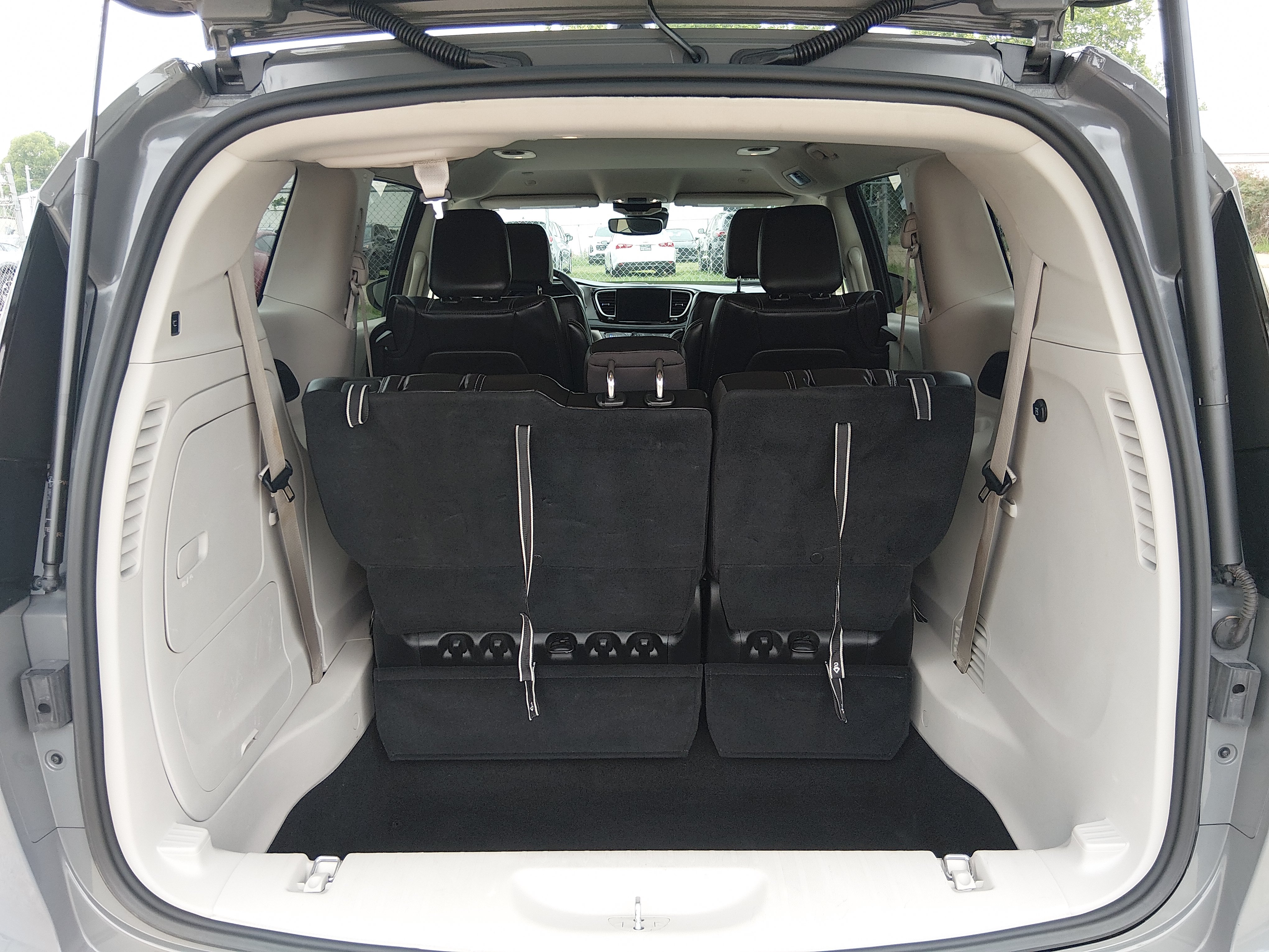 2023 Chrysler Pacifica Hybrid Touring L - Photo 11