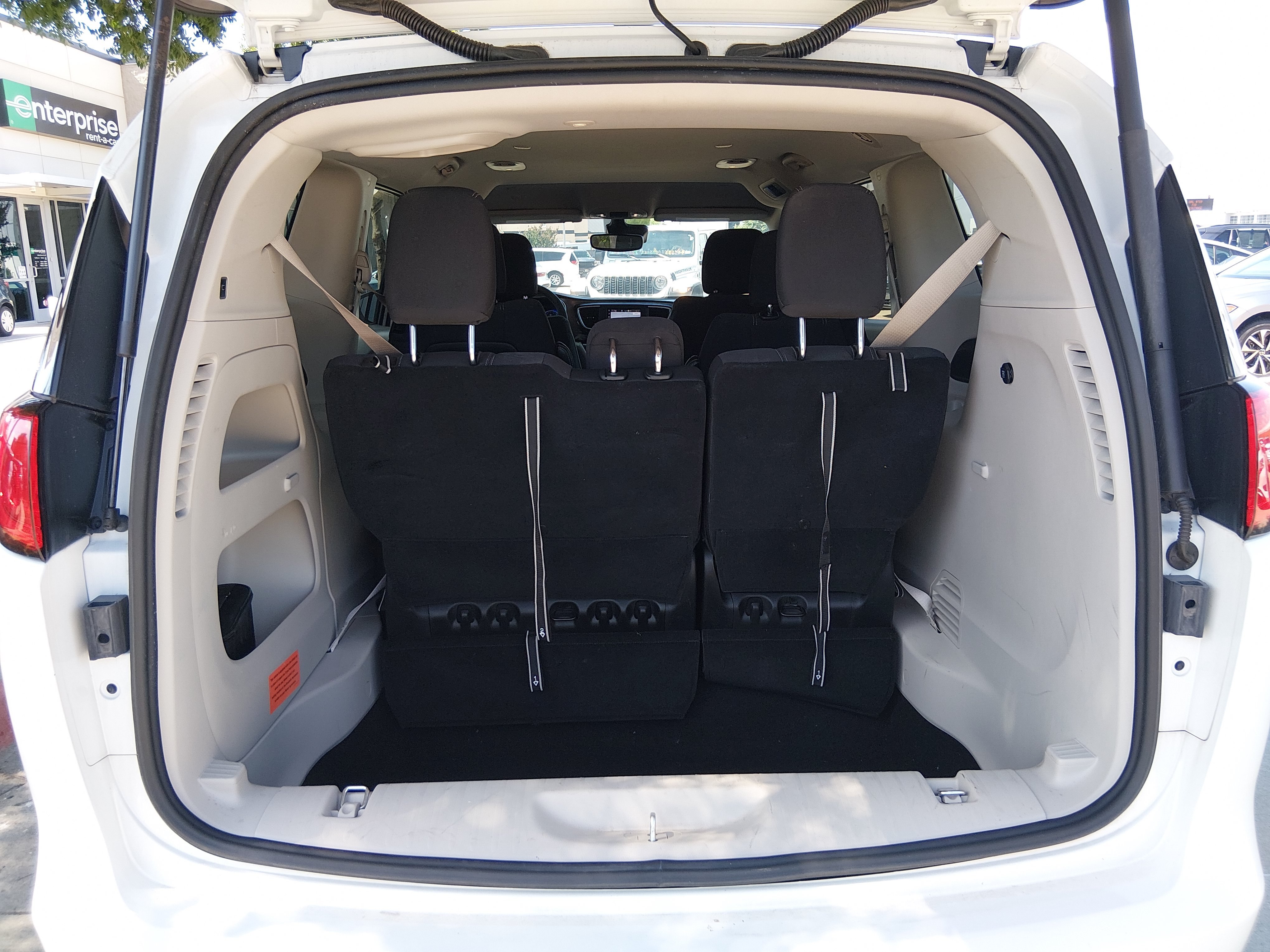 2023 Chrysler Voyager LX - Photo 11