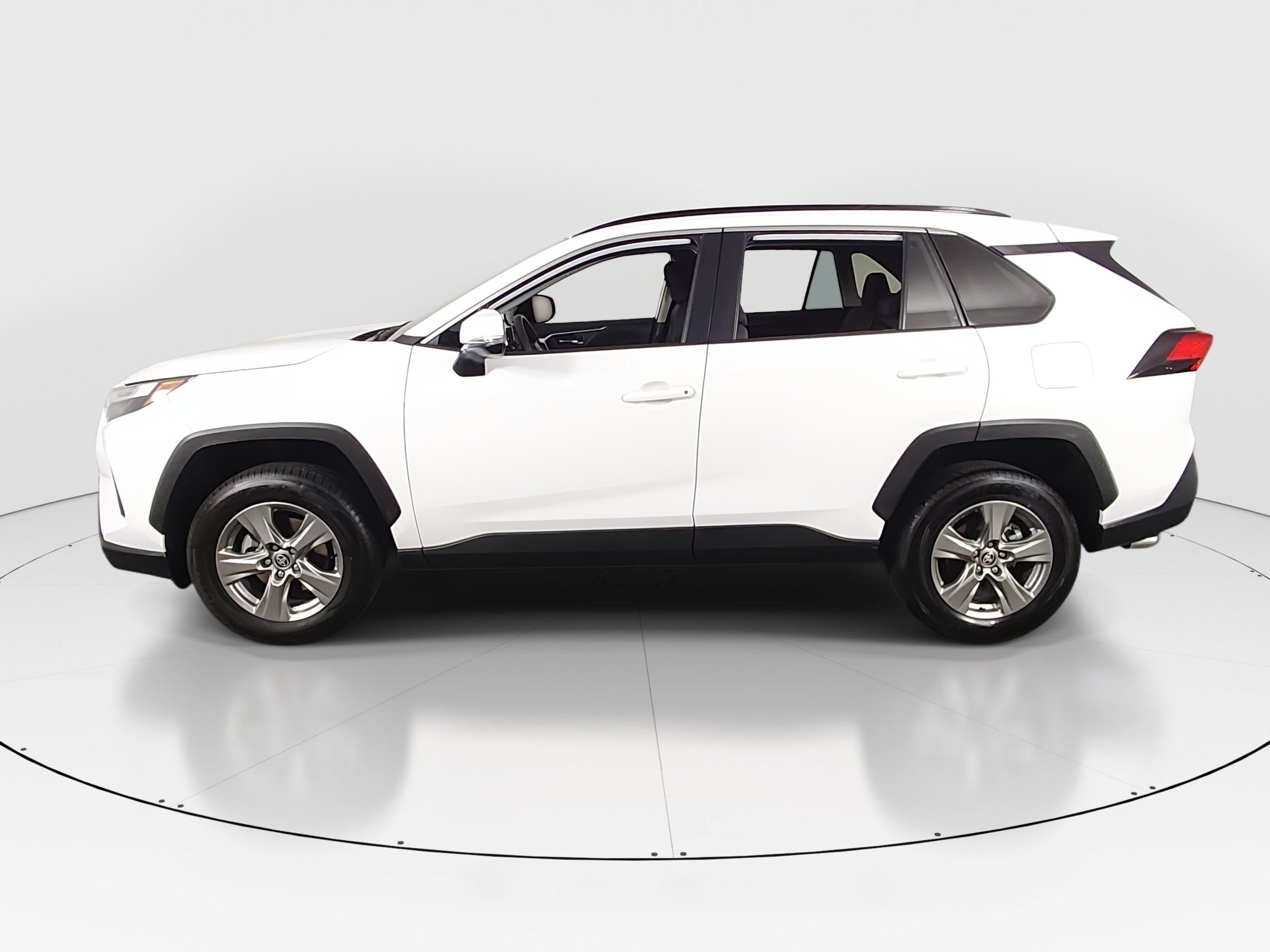 2024 Toyota RAV4 XLE - Photo 4