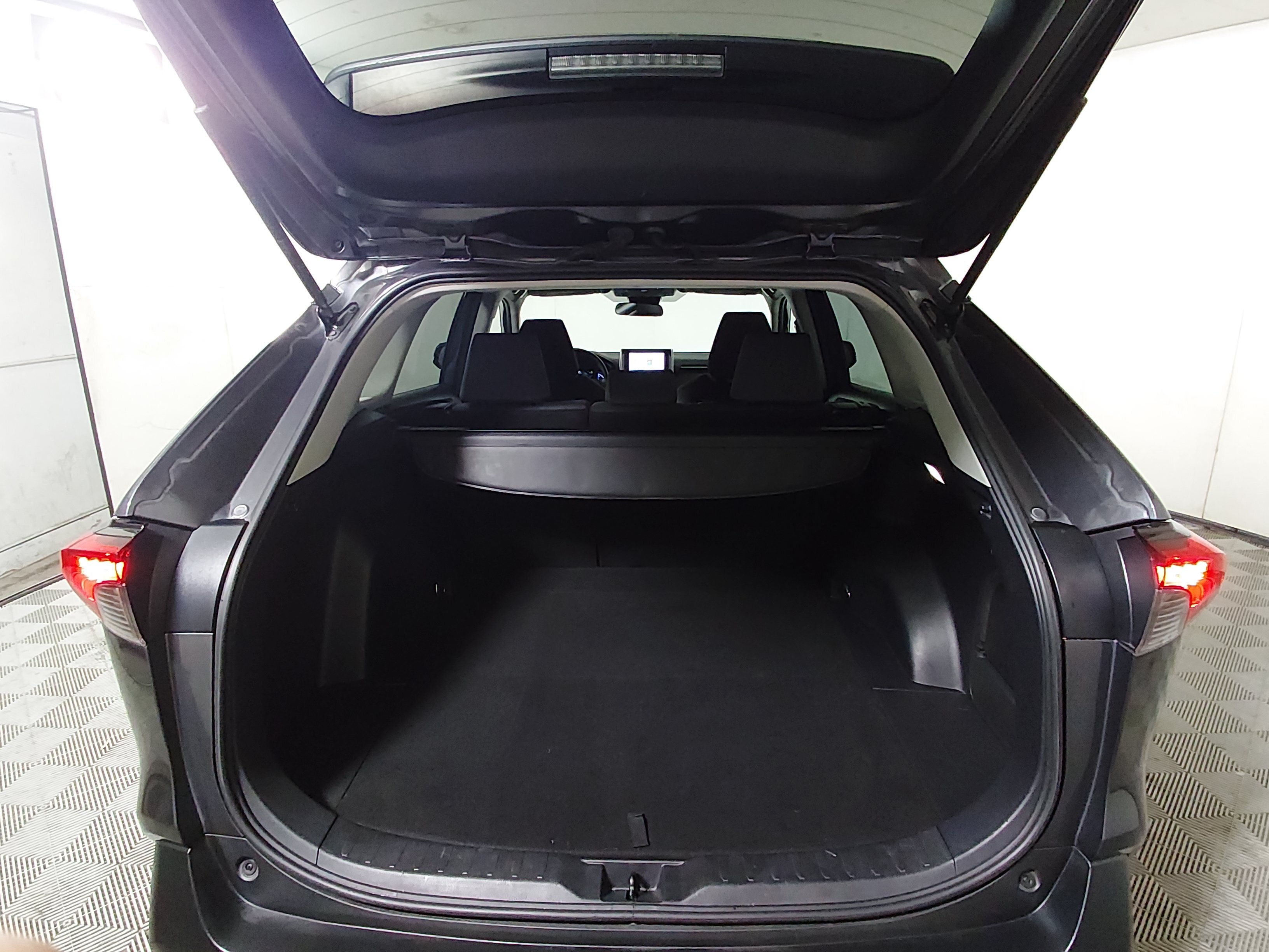 2025 Toyota RAV4 XLE - Photo 11