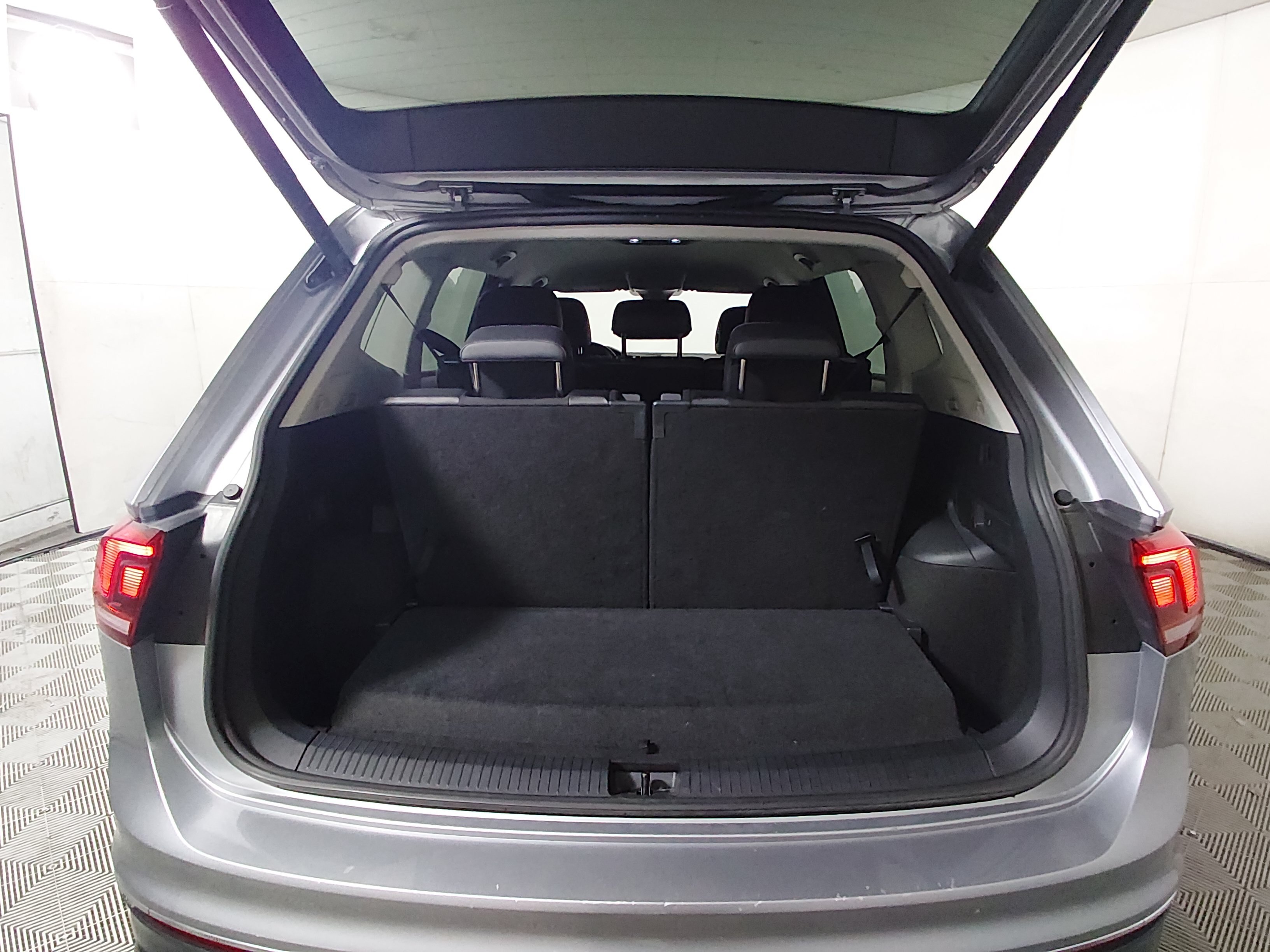 2024 Volkswagen Tiguan SE - Photo 11