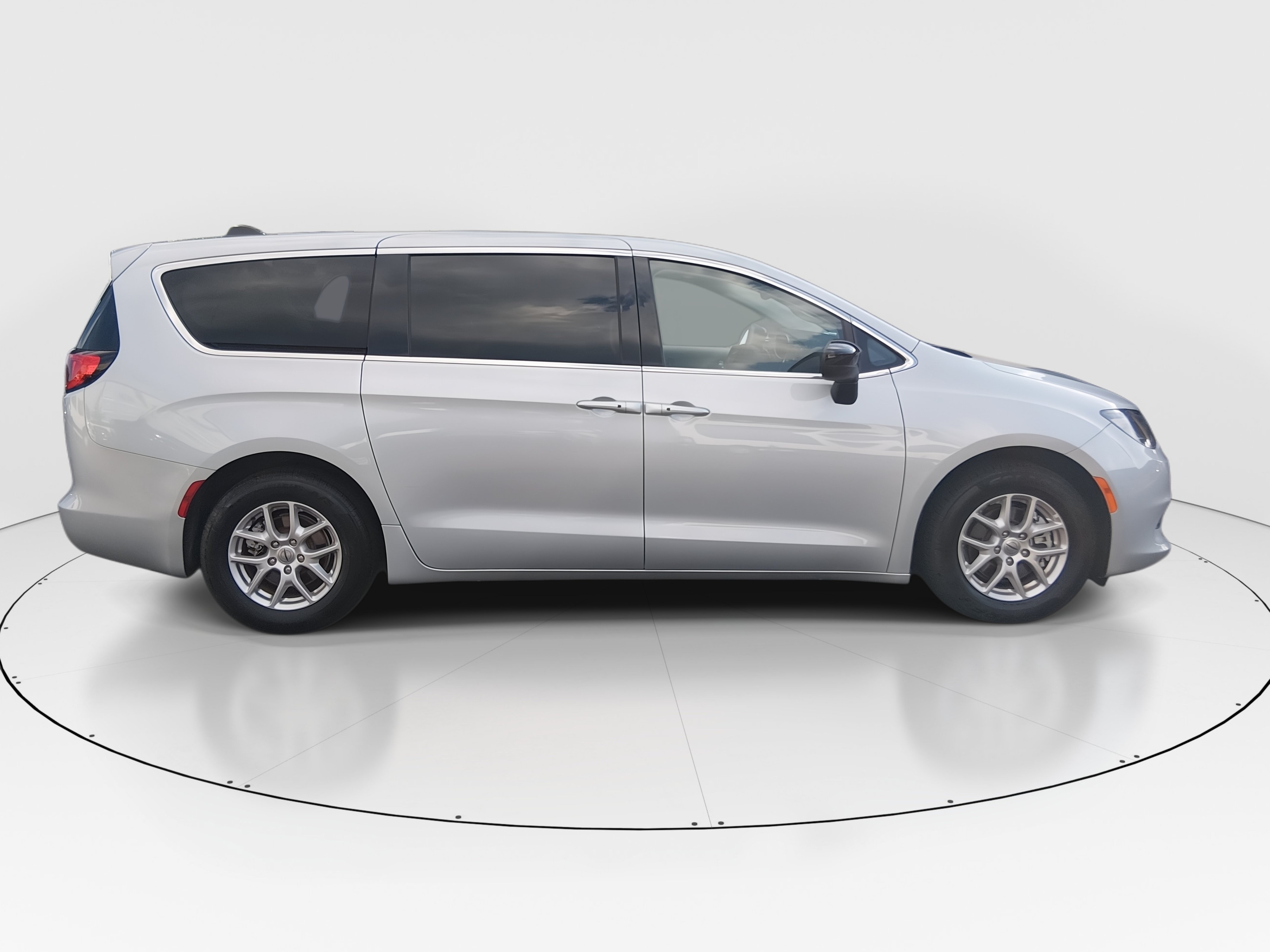 2024 Chrysler Voyager LX - Photo 8