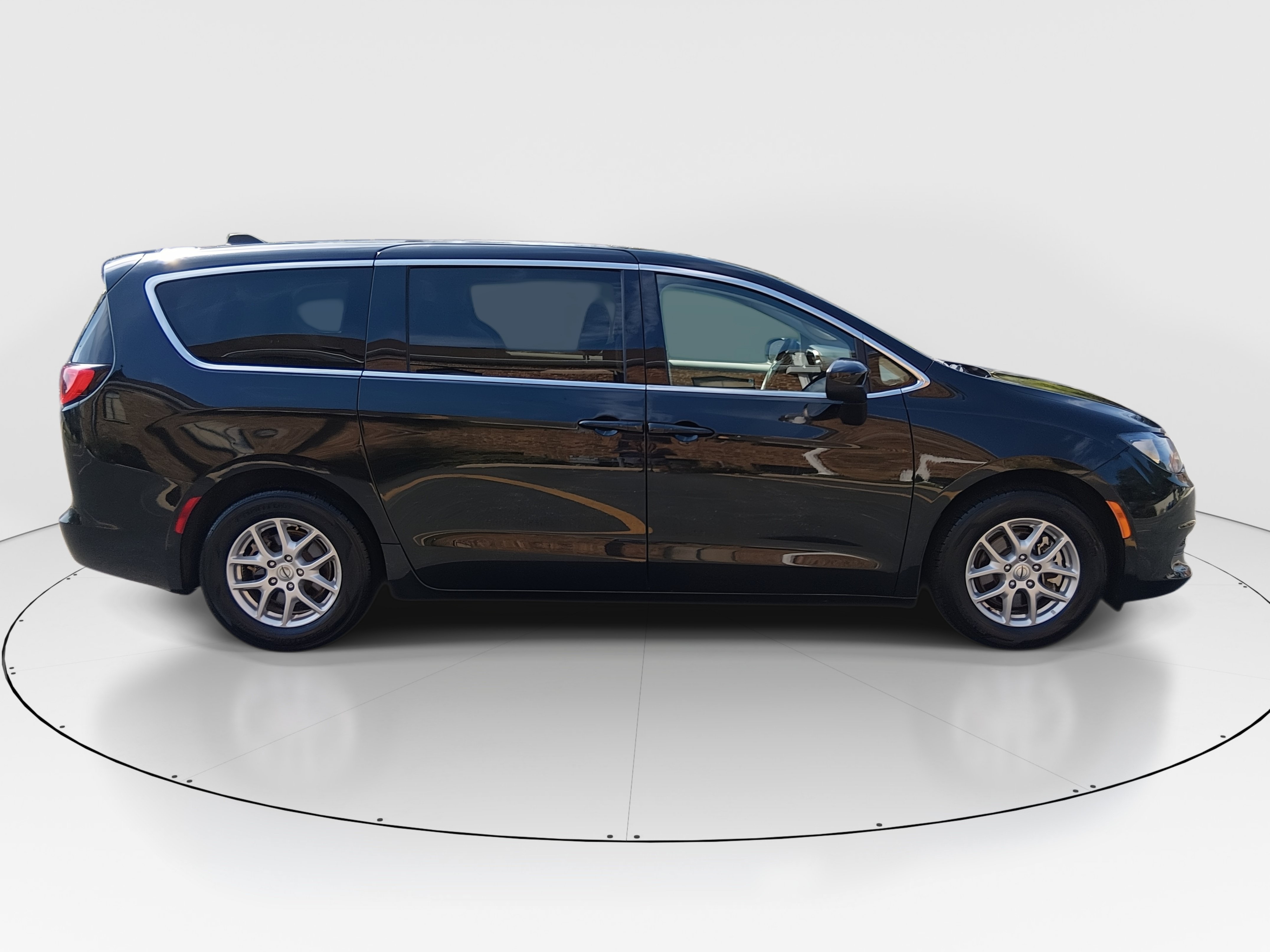 2023 Chrysler Voyager LX - Photo 8
