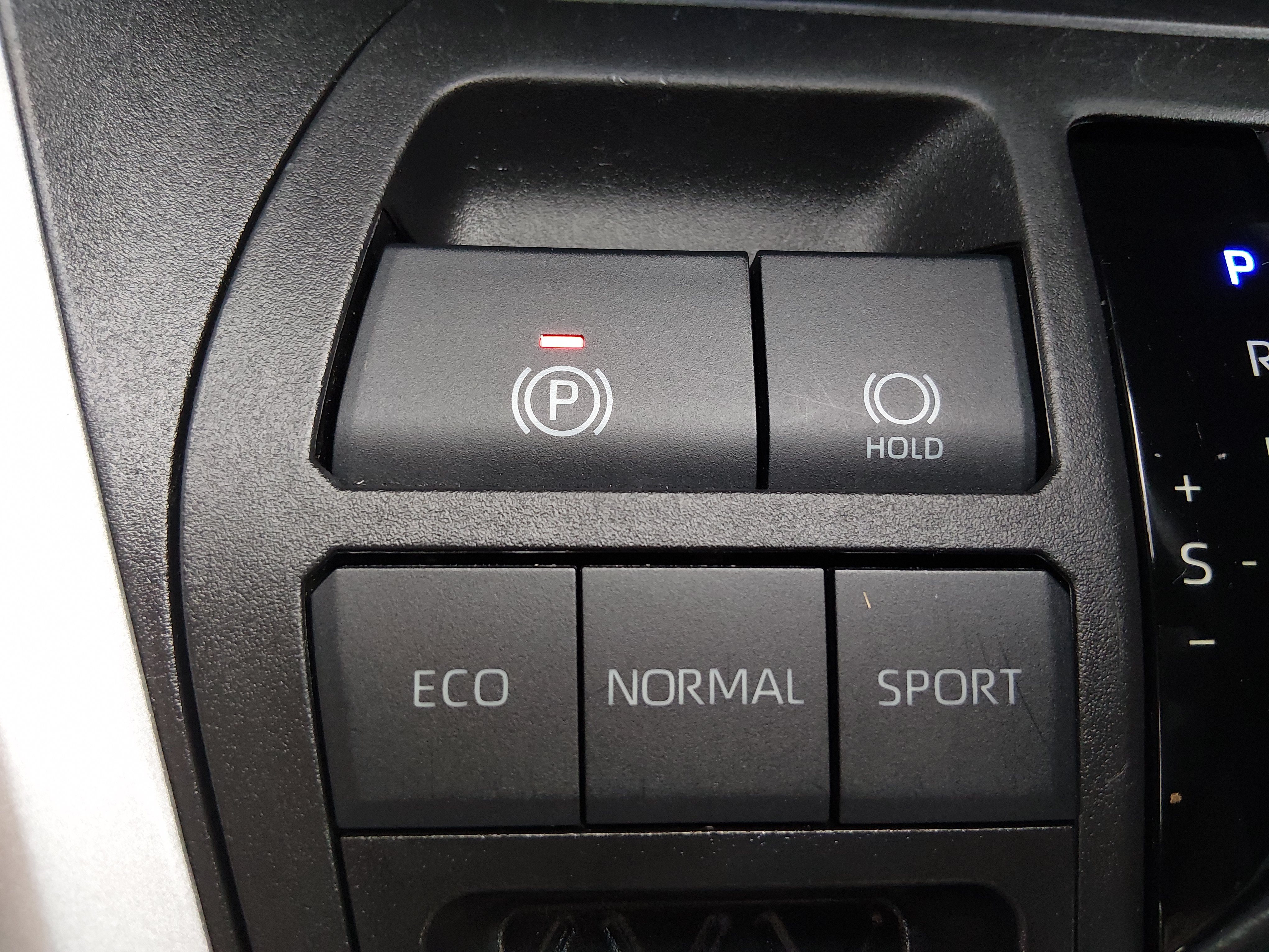 2023 Toyota RAV4 LE - Photo 17