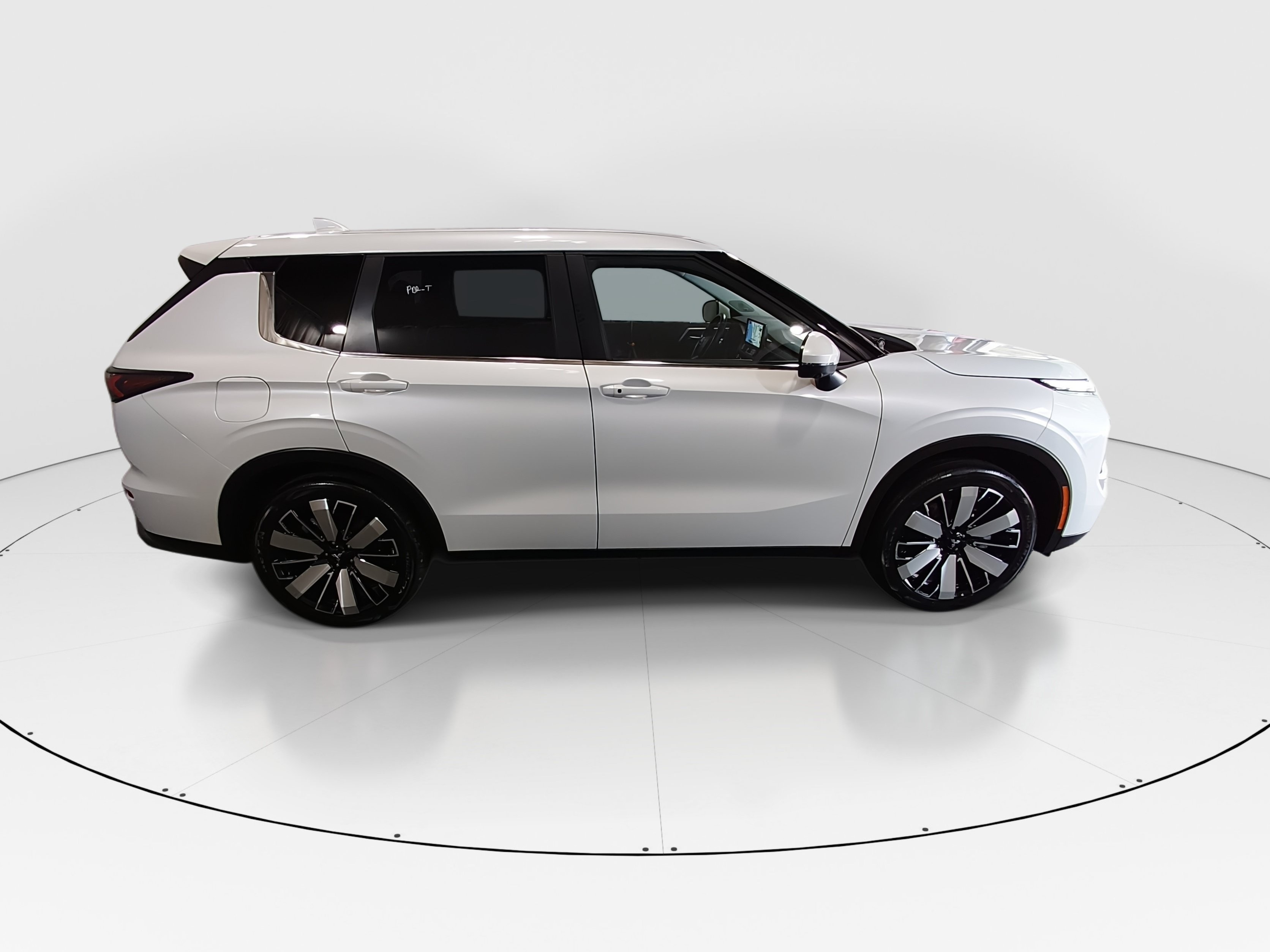 2025 Mitsubishi Outlander SE - Photo 8