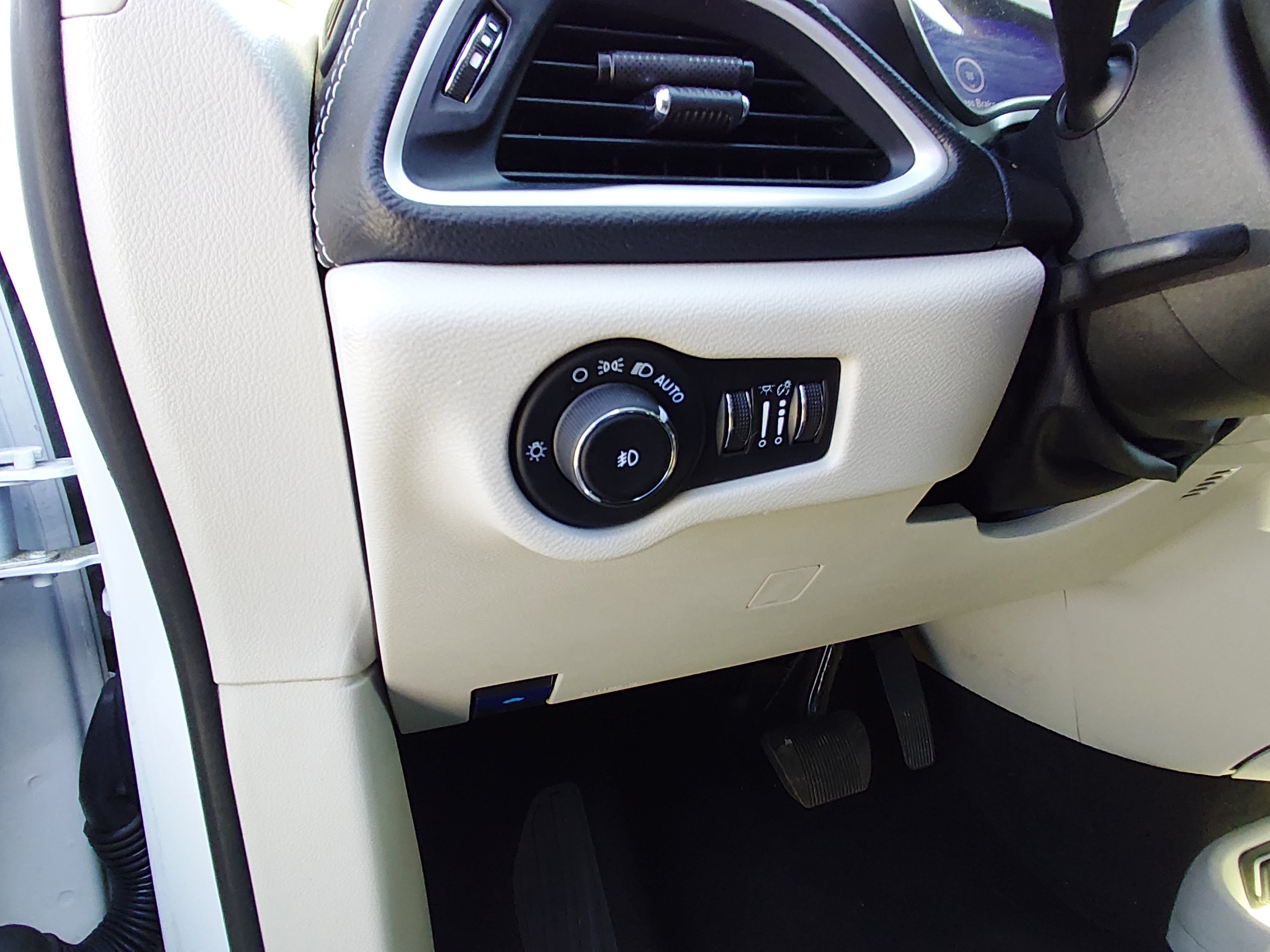 2024 Chrysler Pacifica PHEV Select - Photo 13