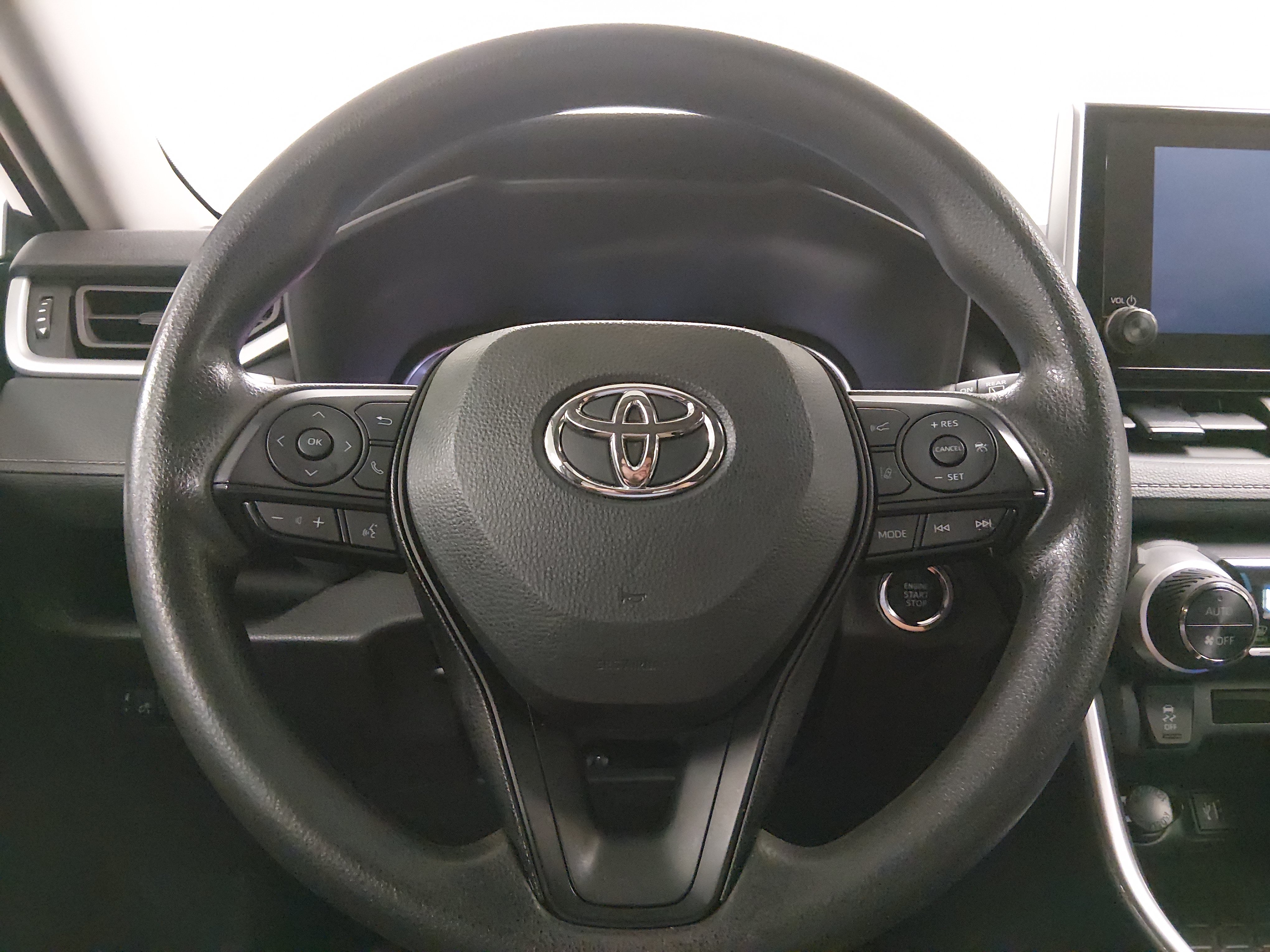 2024 Toyota RAV4 XLE - Photo 12
