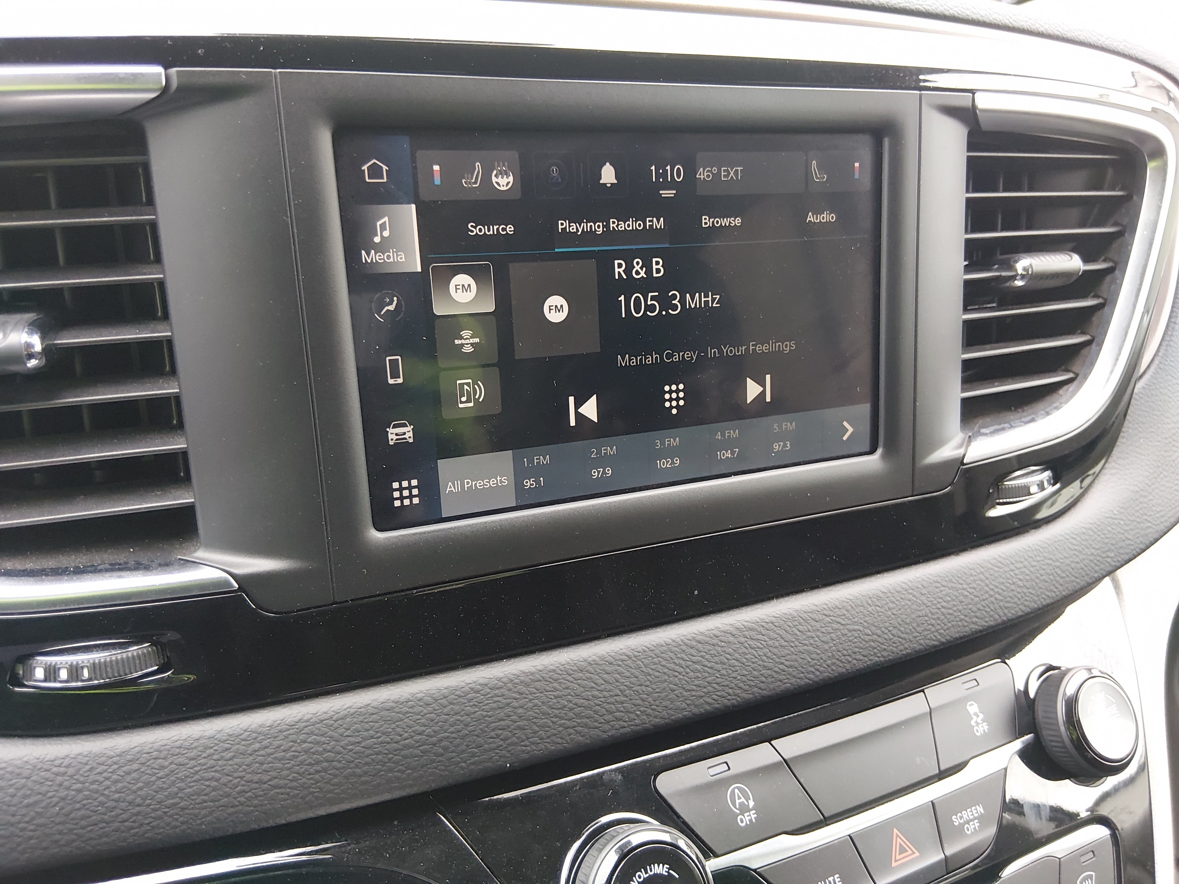 2023 Chrysler Voyager LX - Photo 17