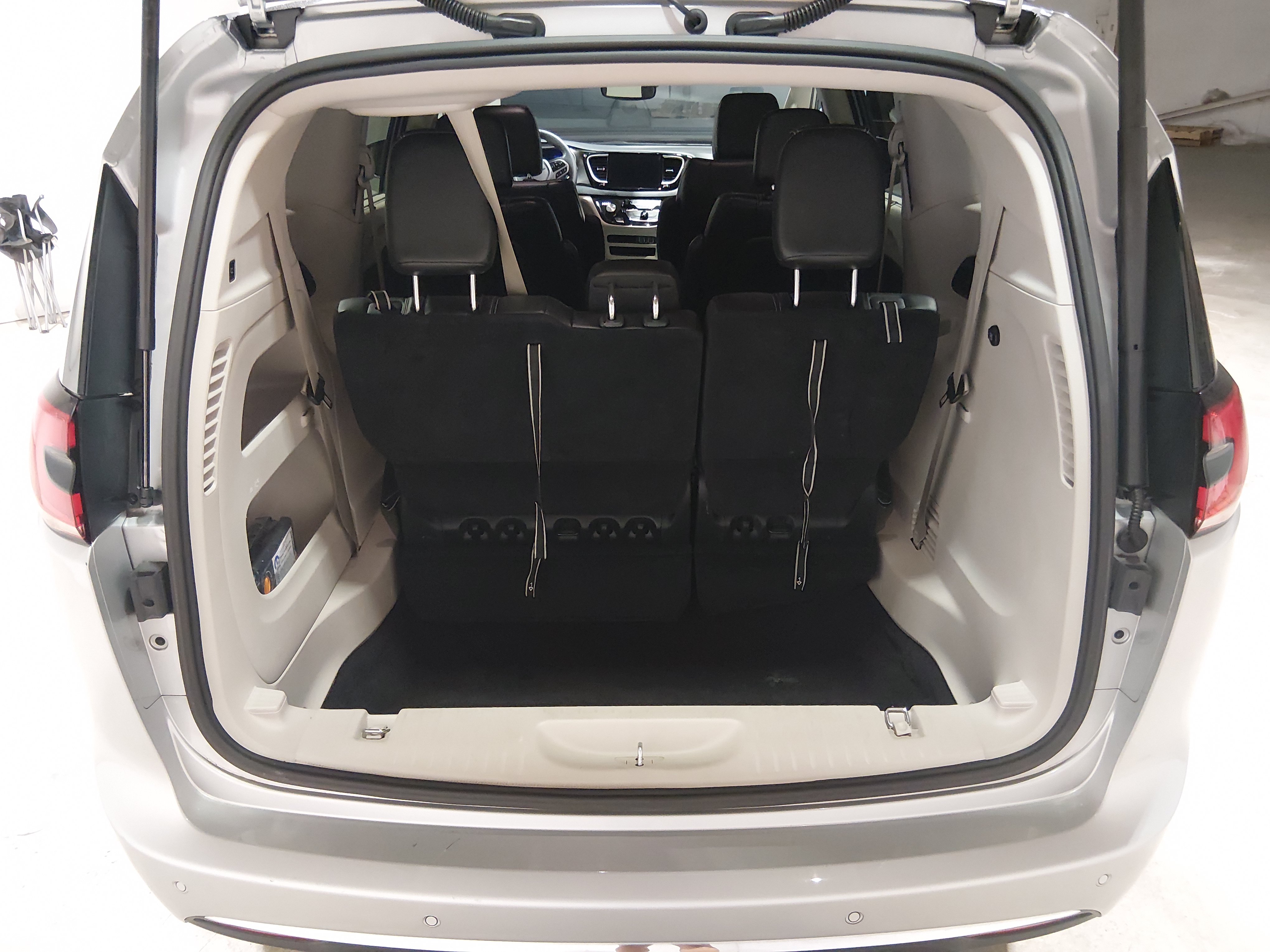 2023 Chrysler Pacifica Touring L - Photo 11