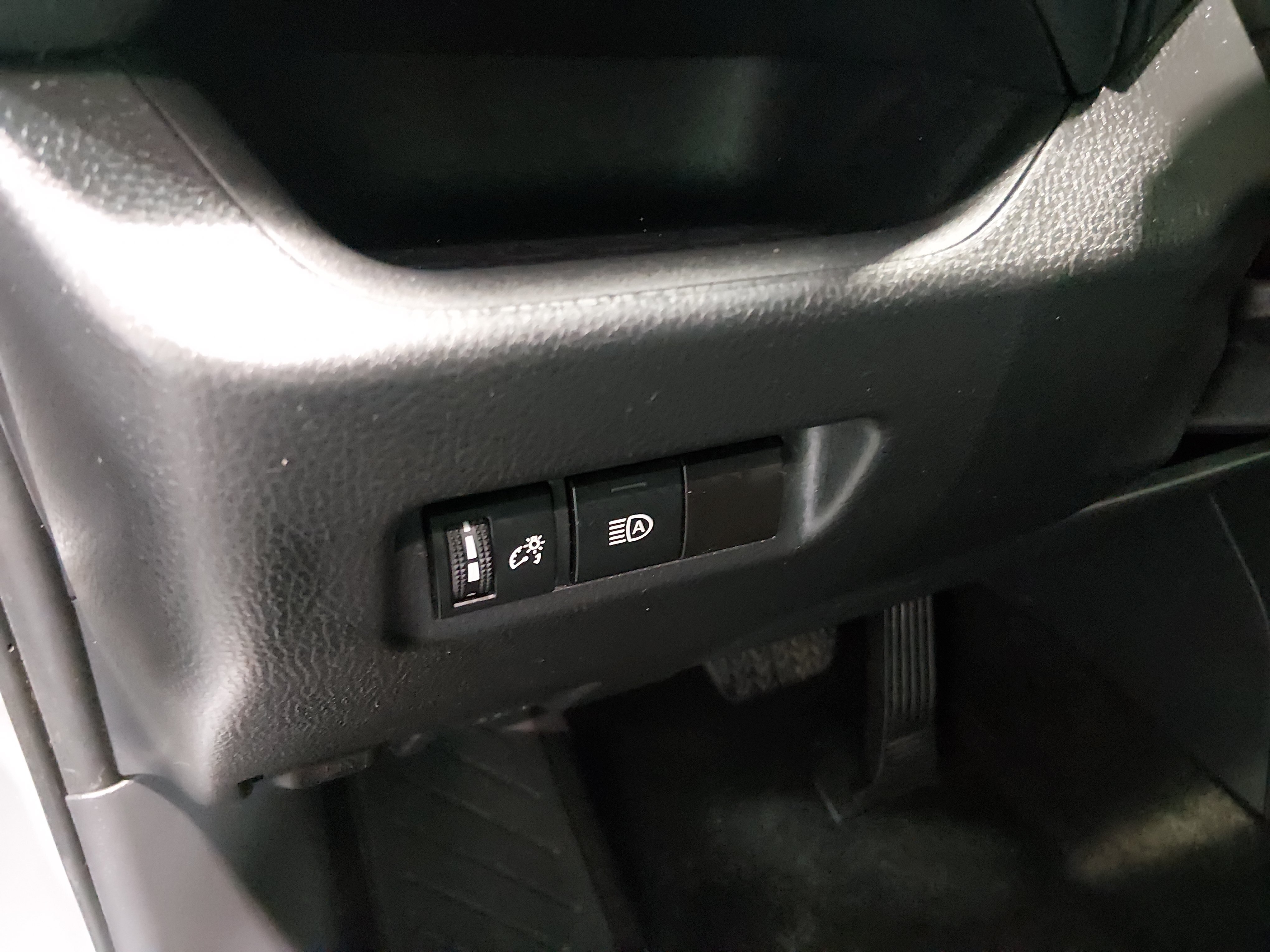 2025 Toyota RAV4 XLE - Photo 13