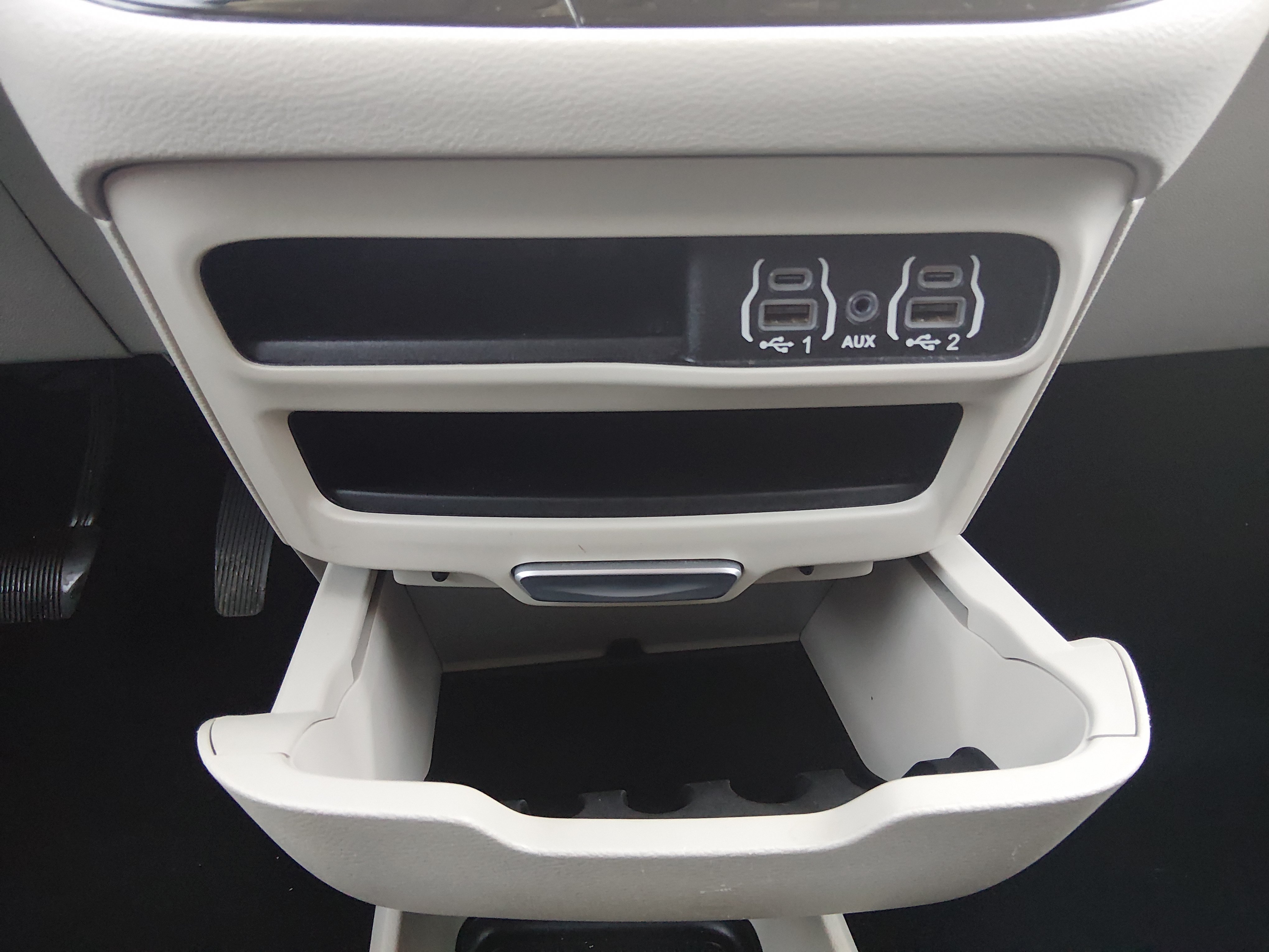 2023 Chrysler Voyager LX - Photo 20