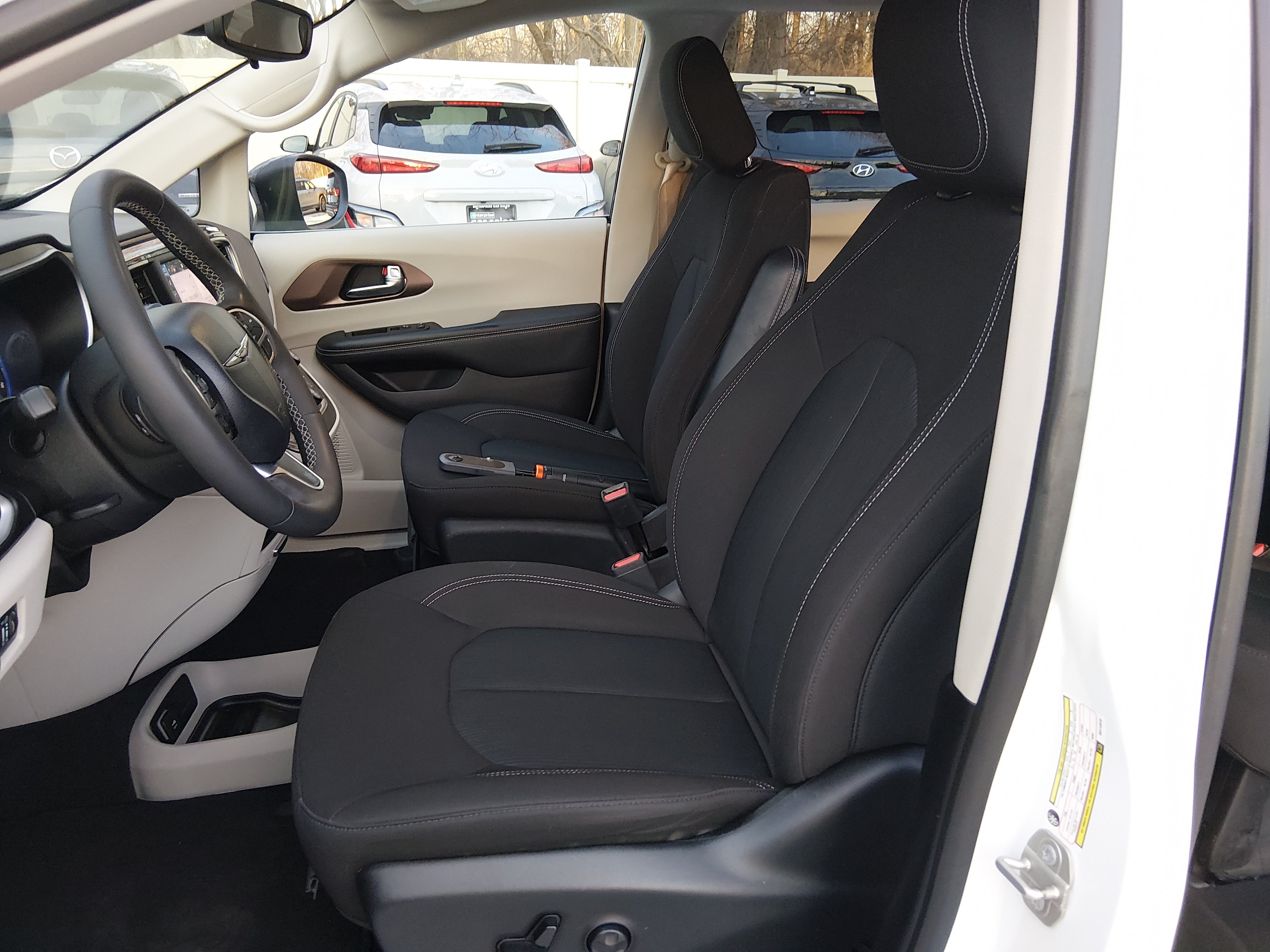 2024 Chrysler Voyager LX - Photo 18