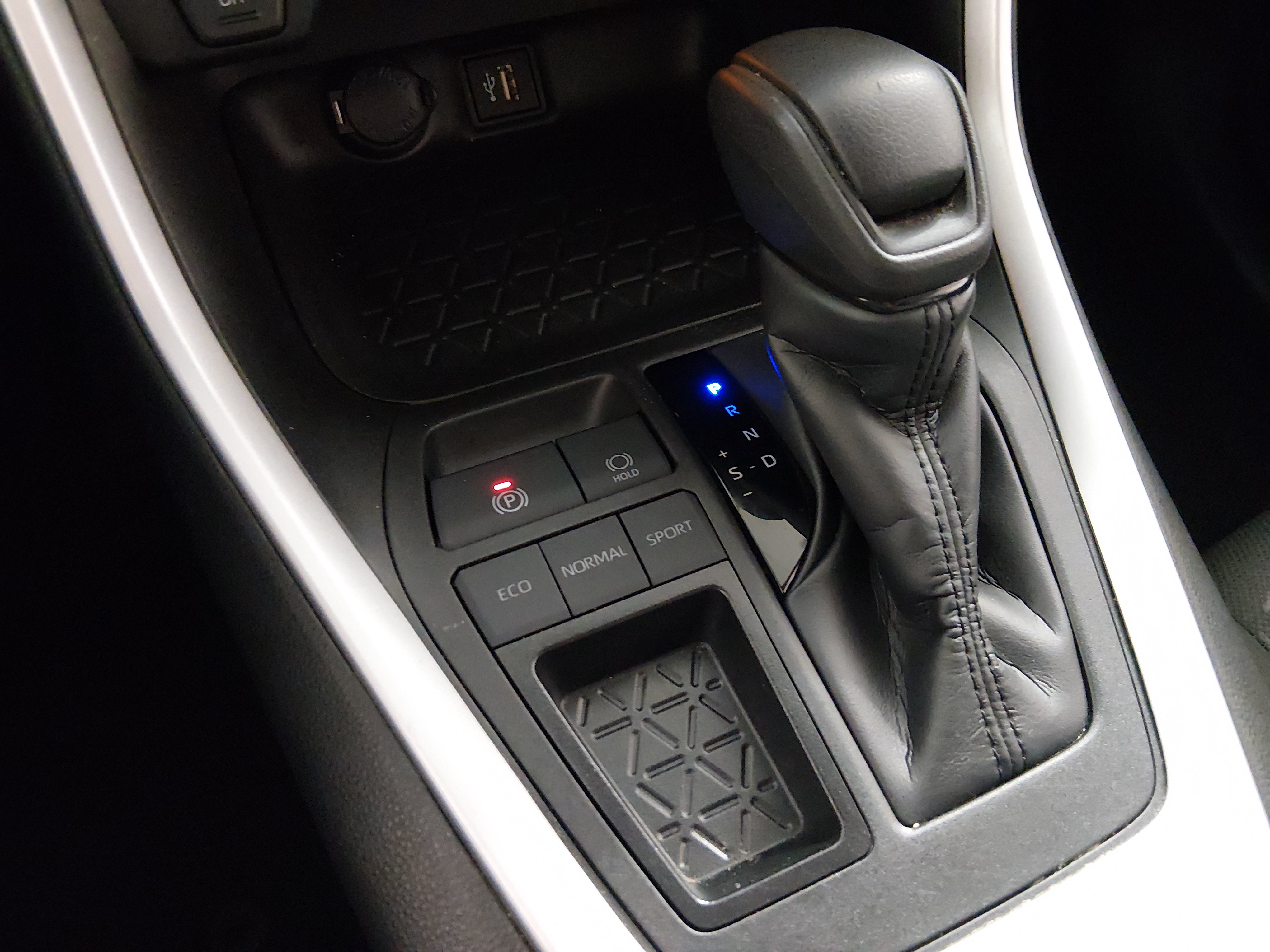 2024 Toyota RAV4 XLE - Photo 16