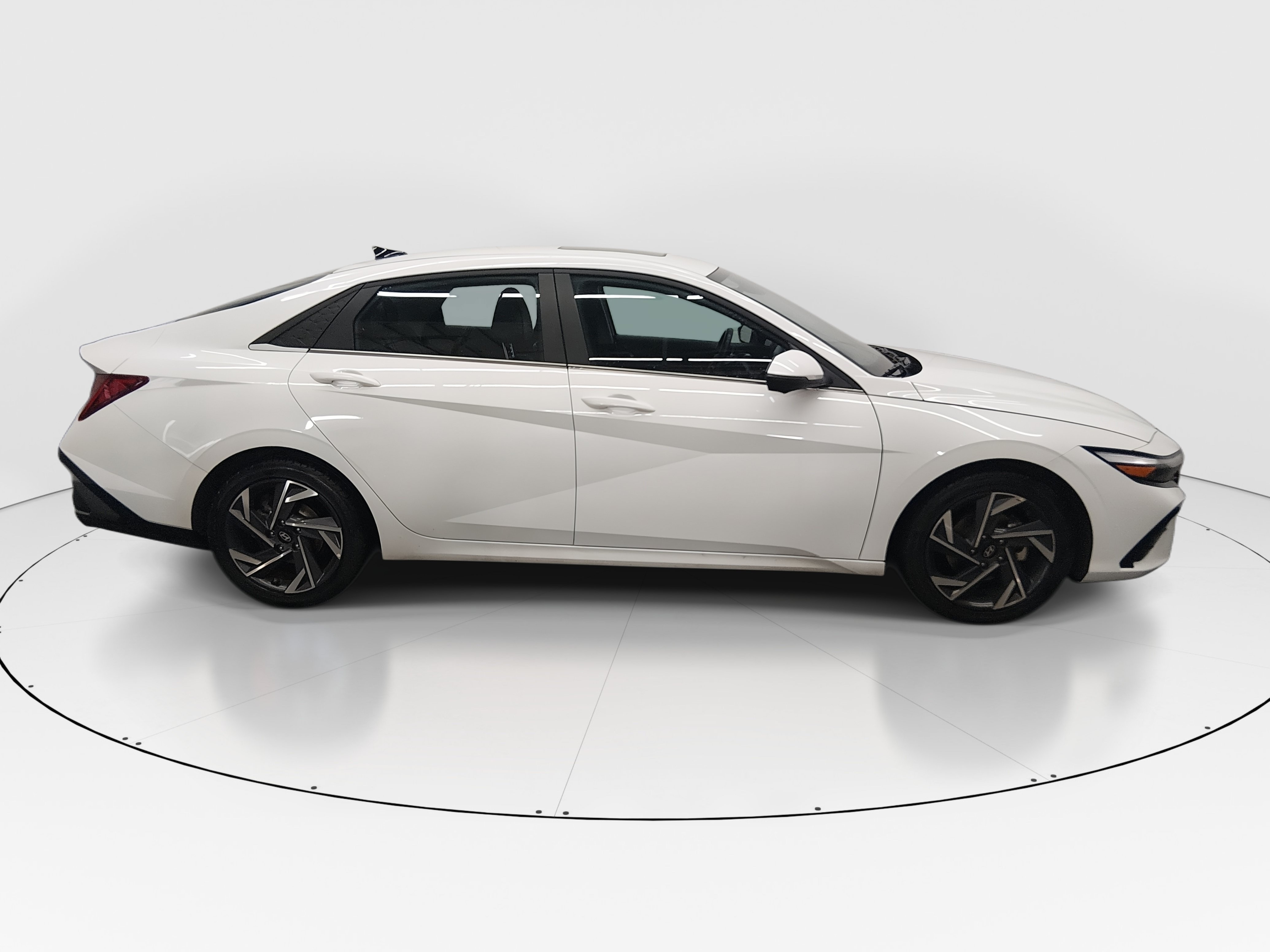 2024 Hyundai Elantra Limited - Photo 8