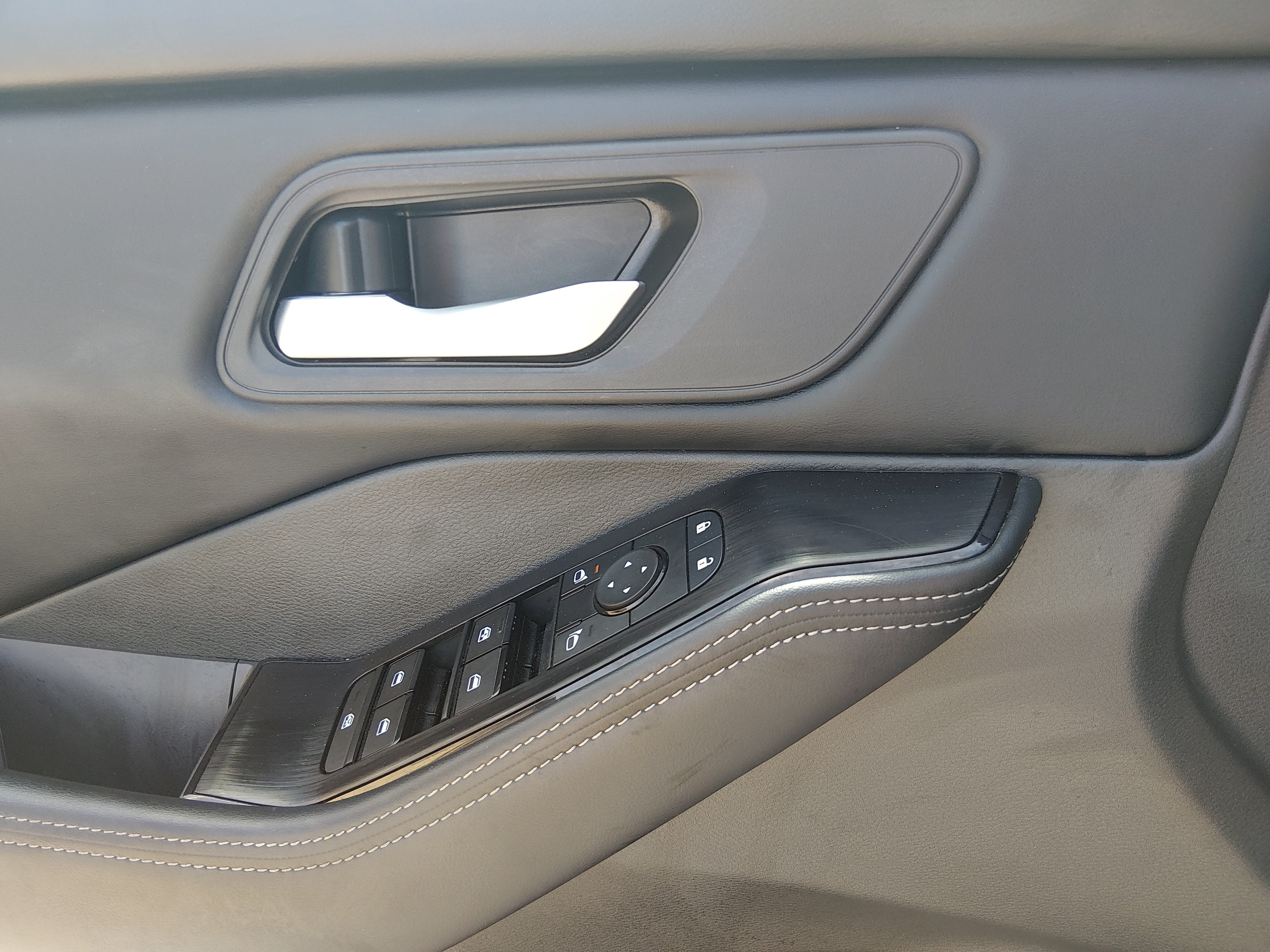 2025 Nissan Rogue SV - Photo 17