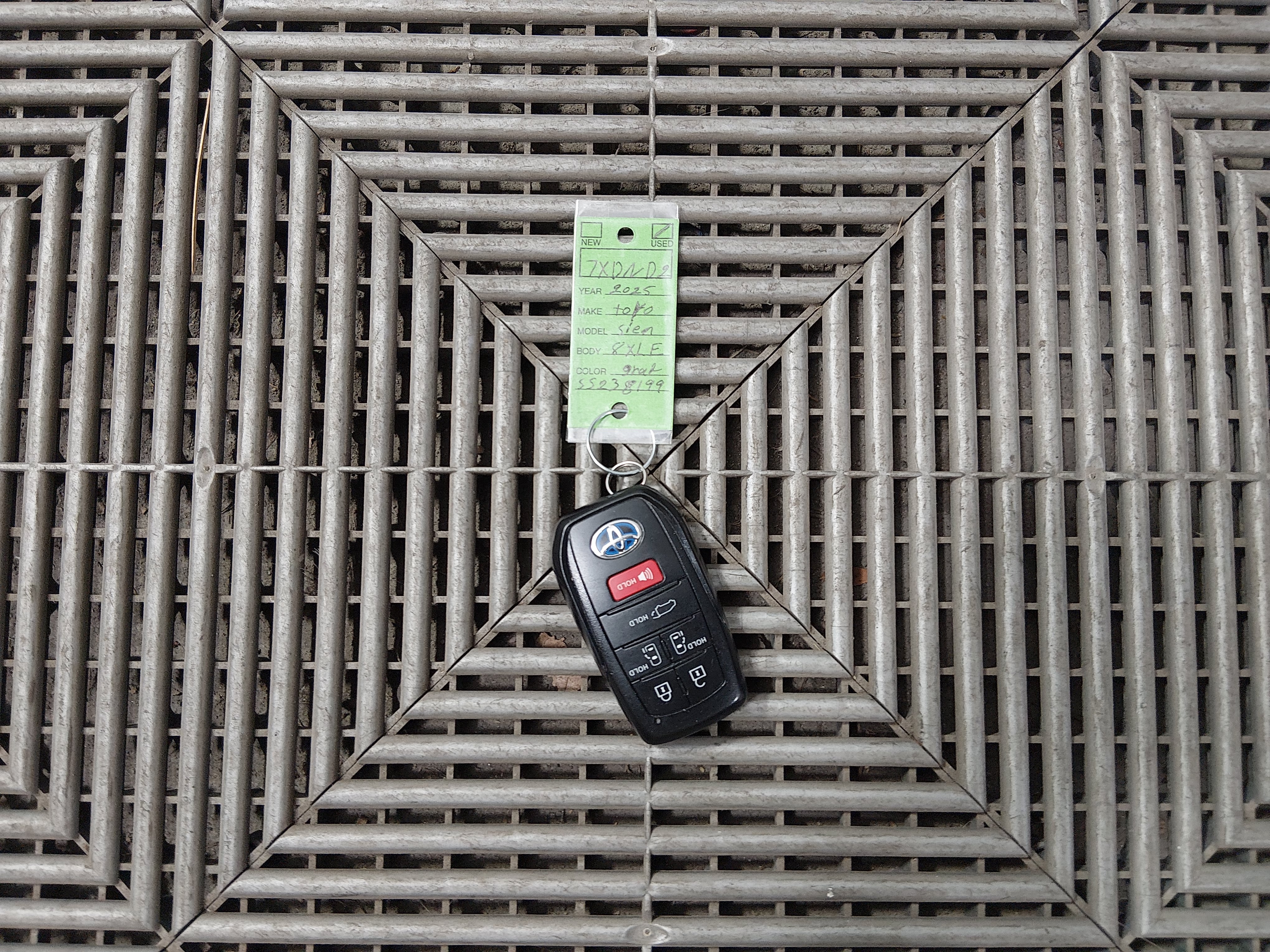 2025 Toyota Sienna XLE - Photo 15
