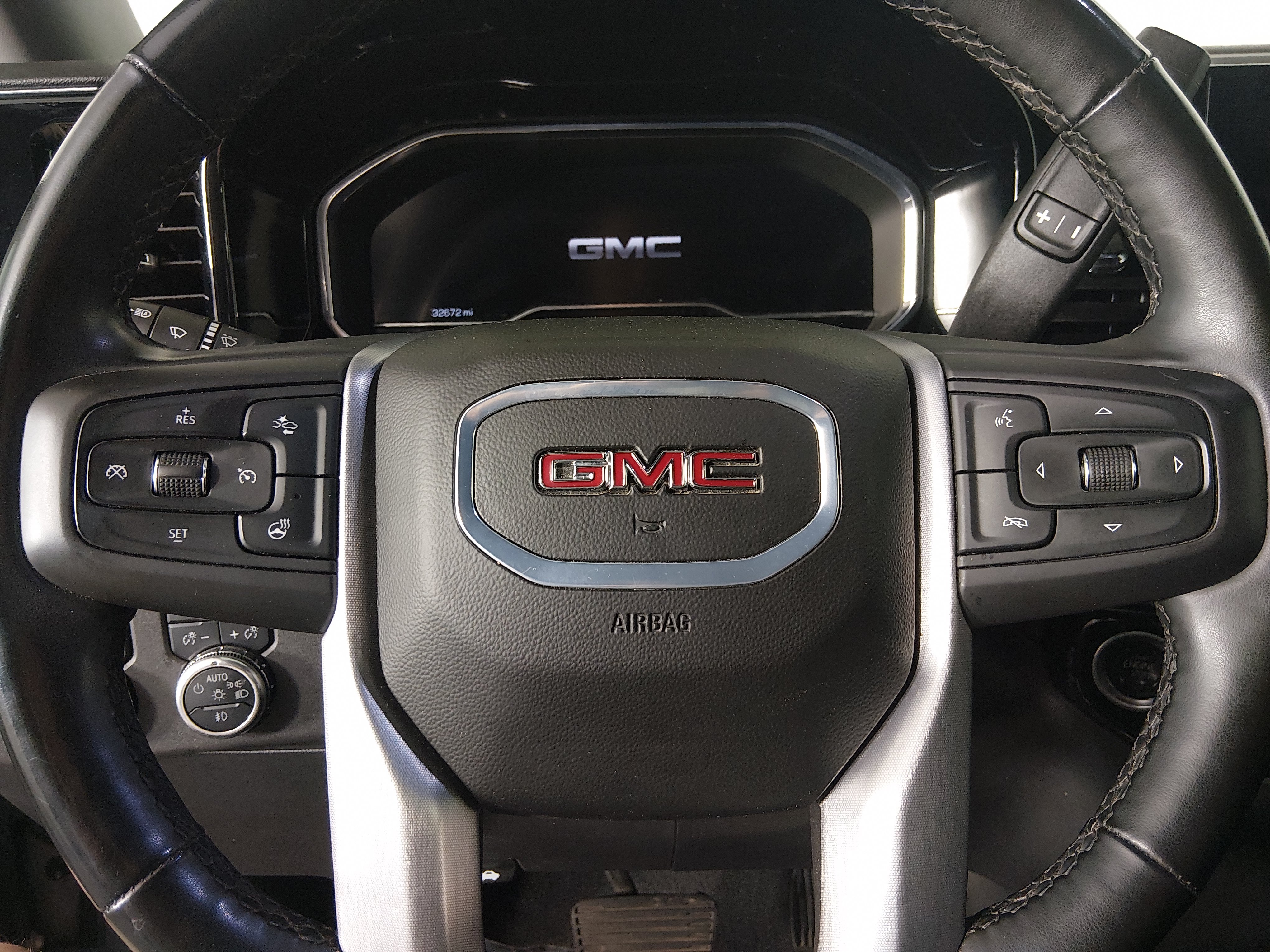 2025 GMC Sierra 1500 SLT - Photo 12