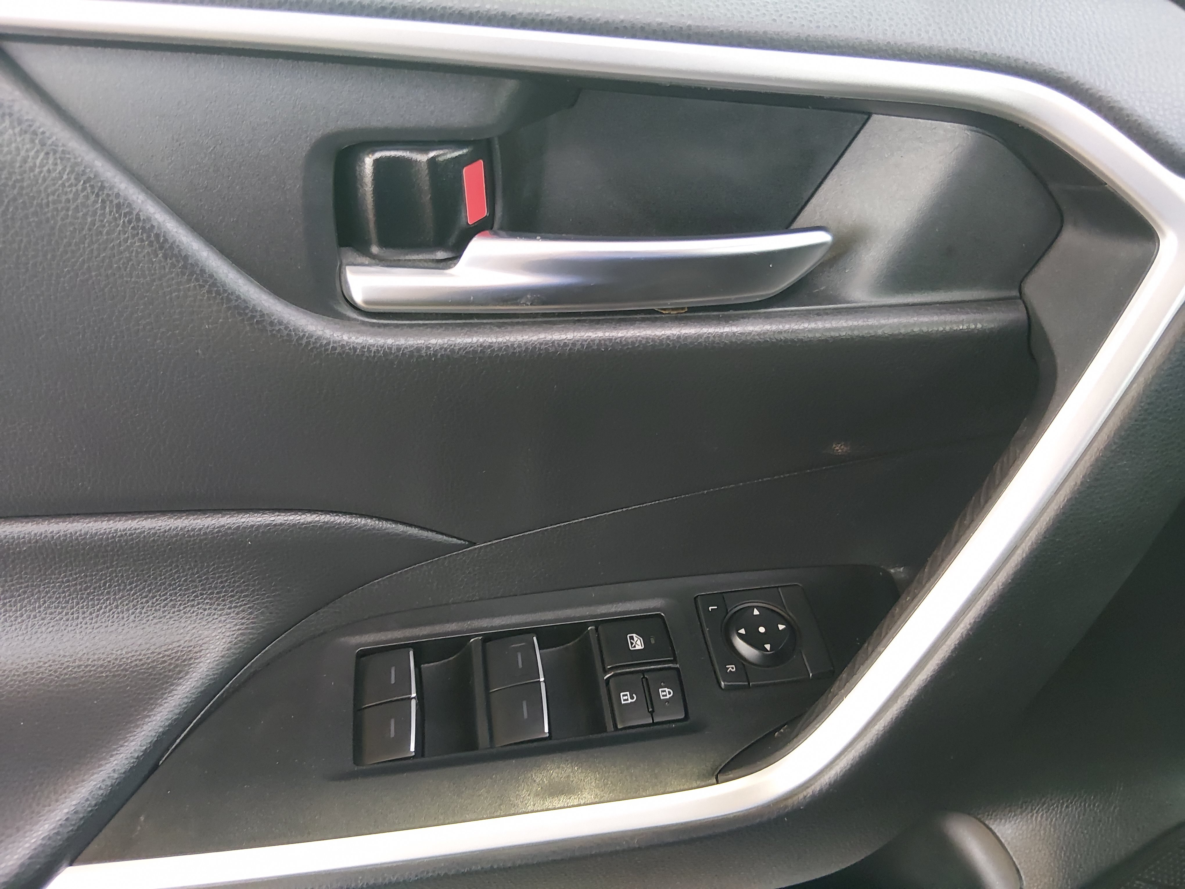 2024 Toyota RAV4 XLE - Photo 19