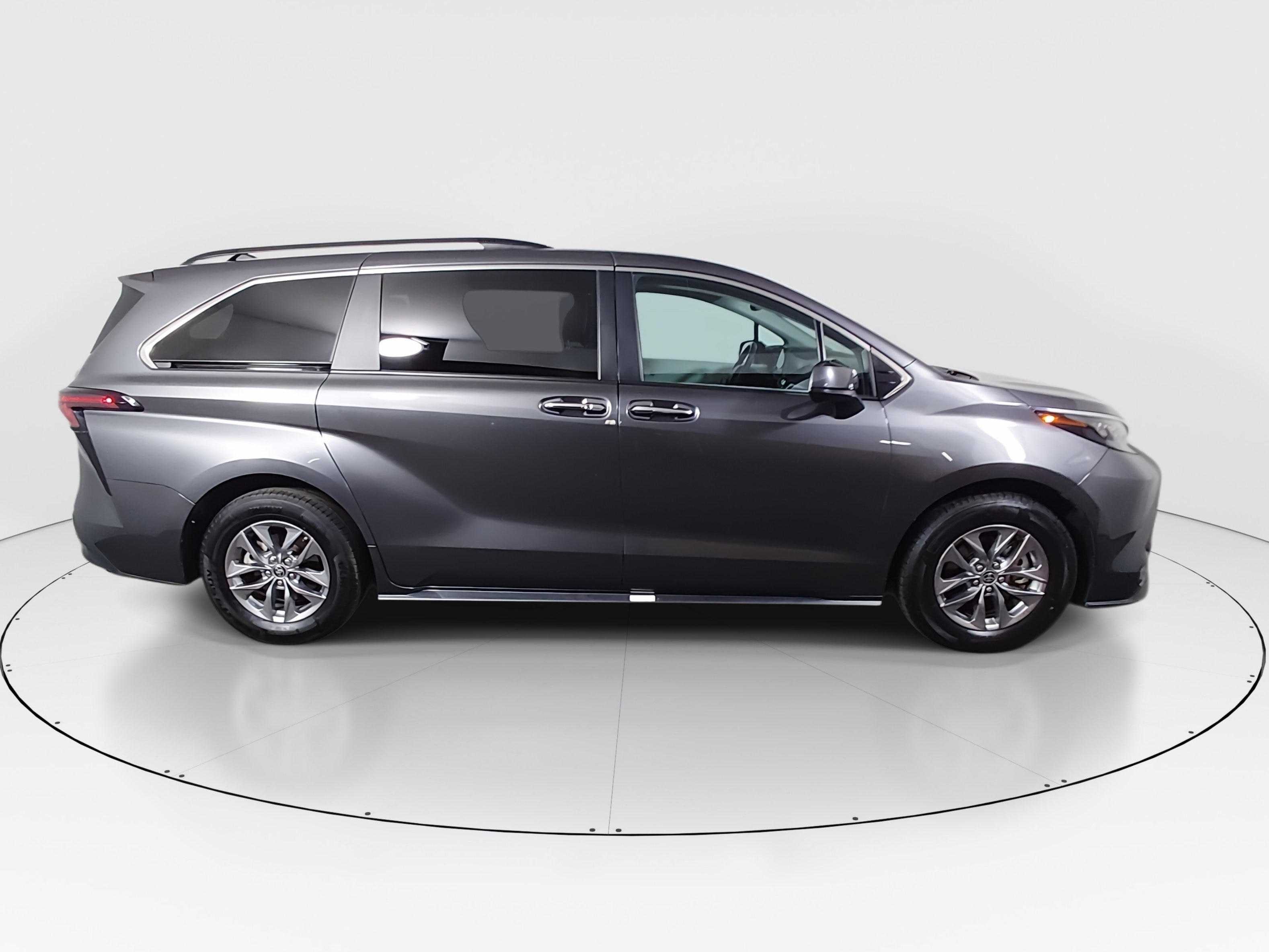 2025 Toyota Sienna XLE - Photo 8