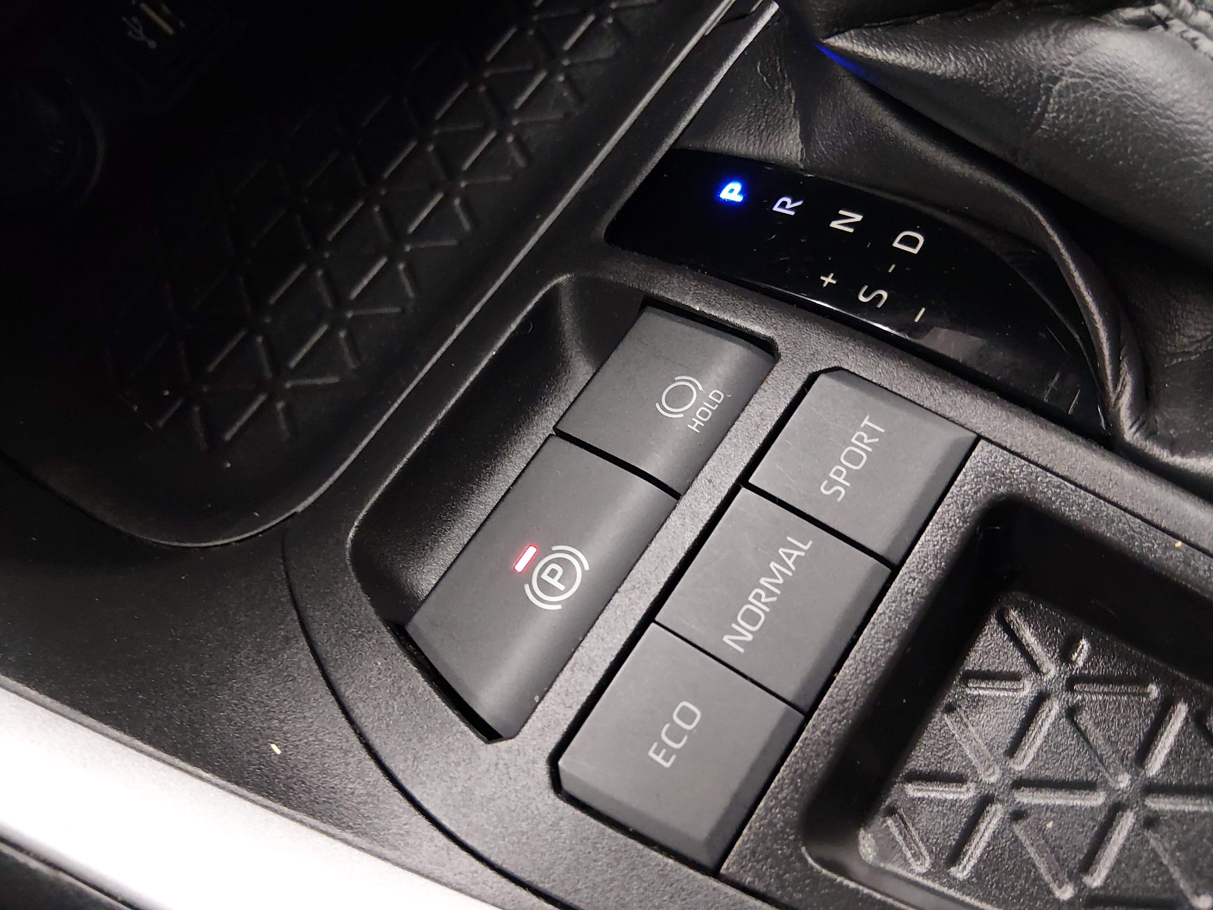 2024 Toyota RAV4 XLE - Photo 18