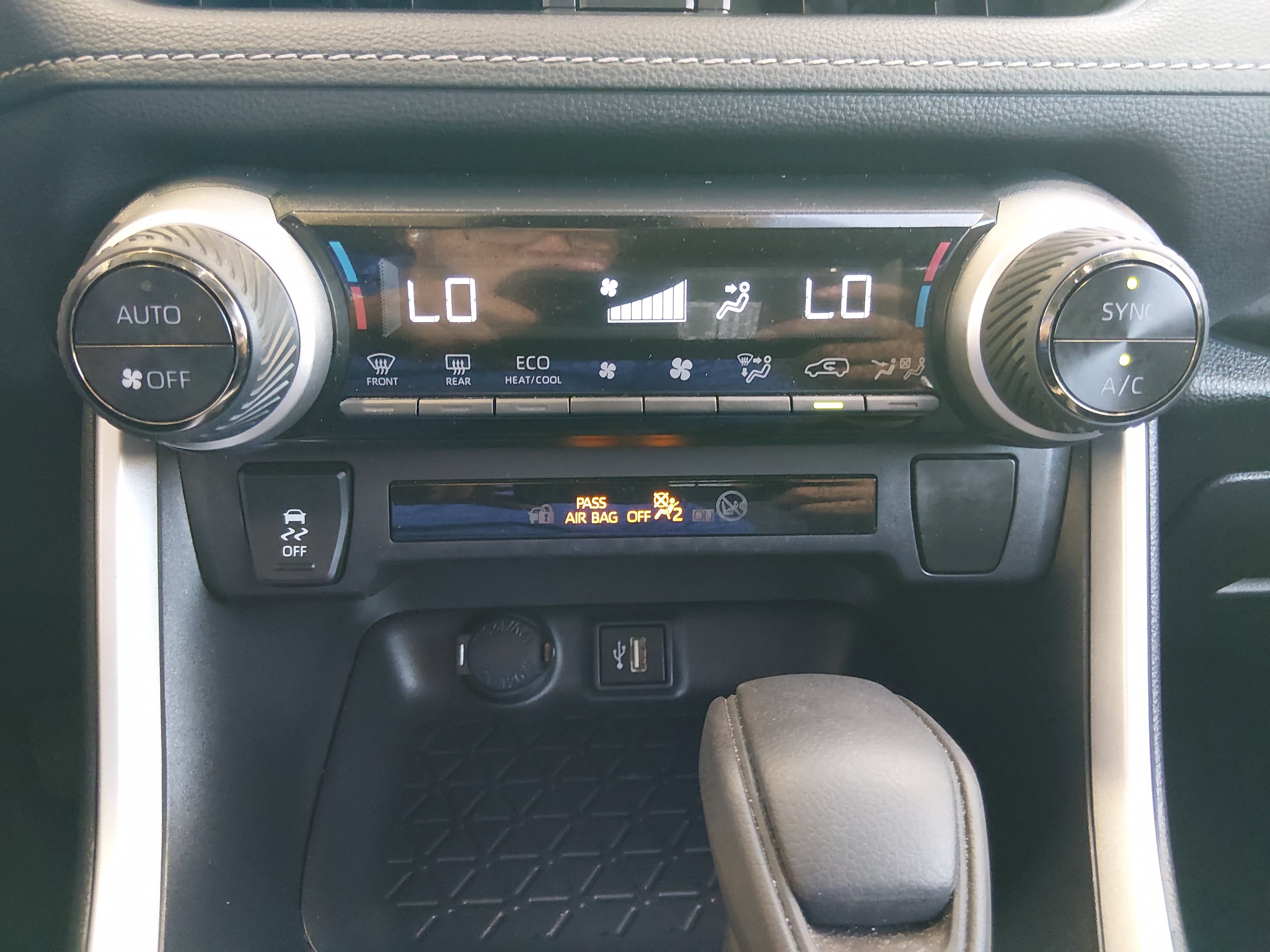 2025 Toyota RAV4 LE - Photo 18