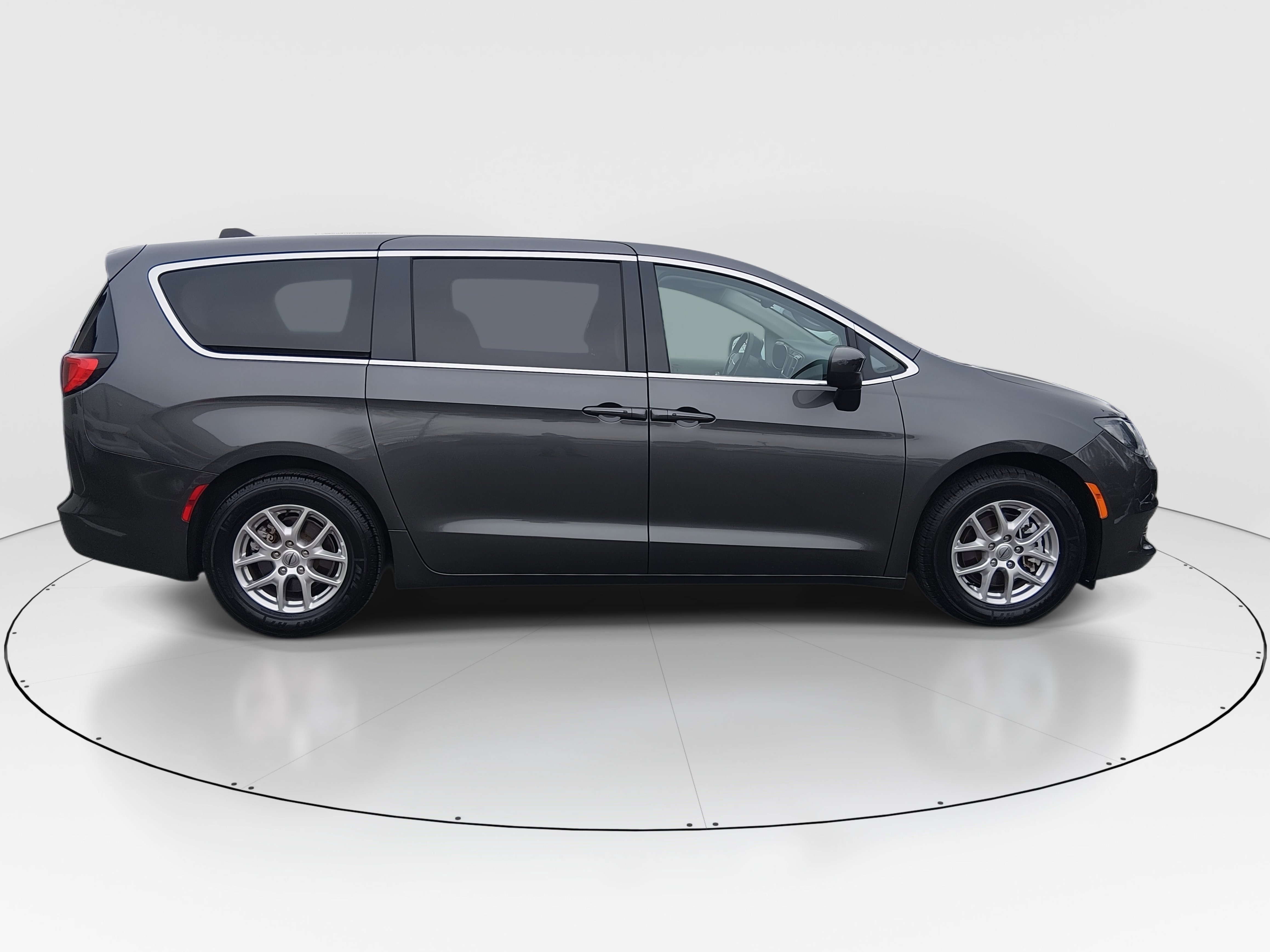 2023 Chrysler Voyager LX - Photo 8