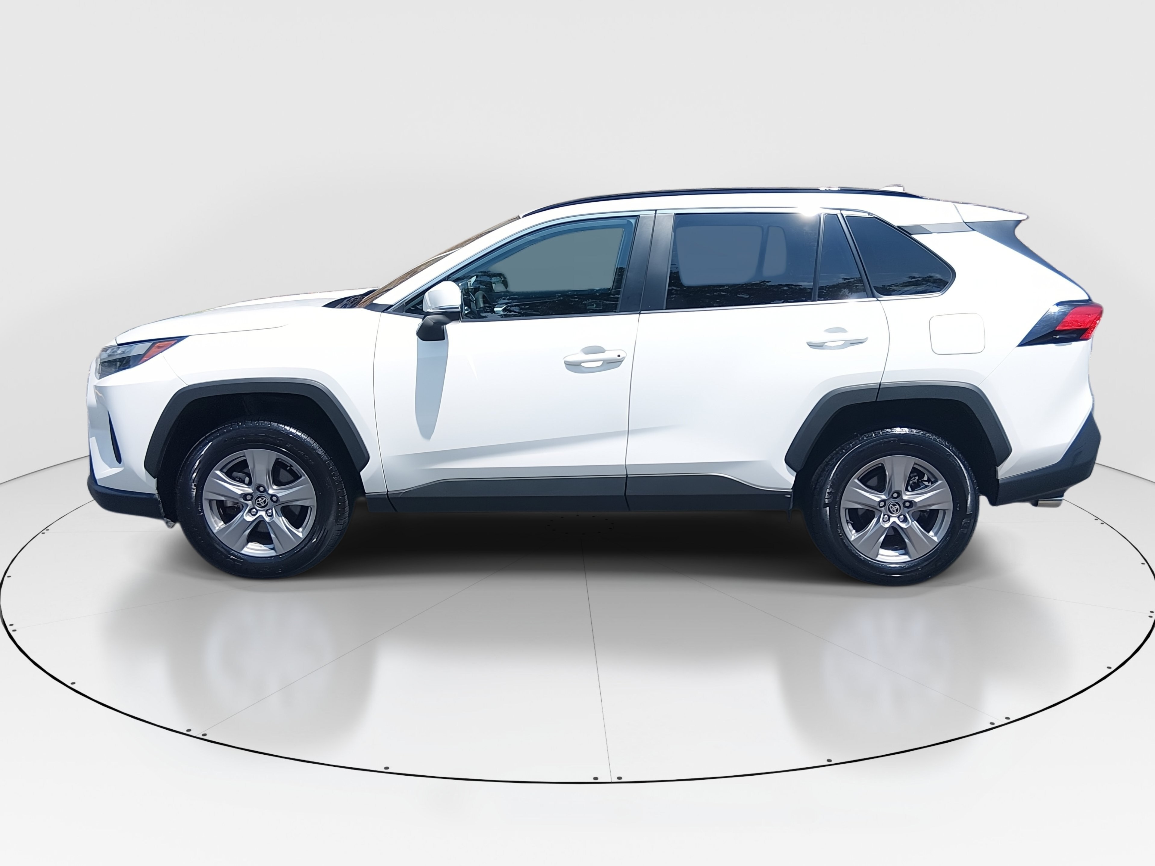2024 Toyota RAV4 XLE - Photo 4