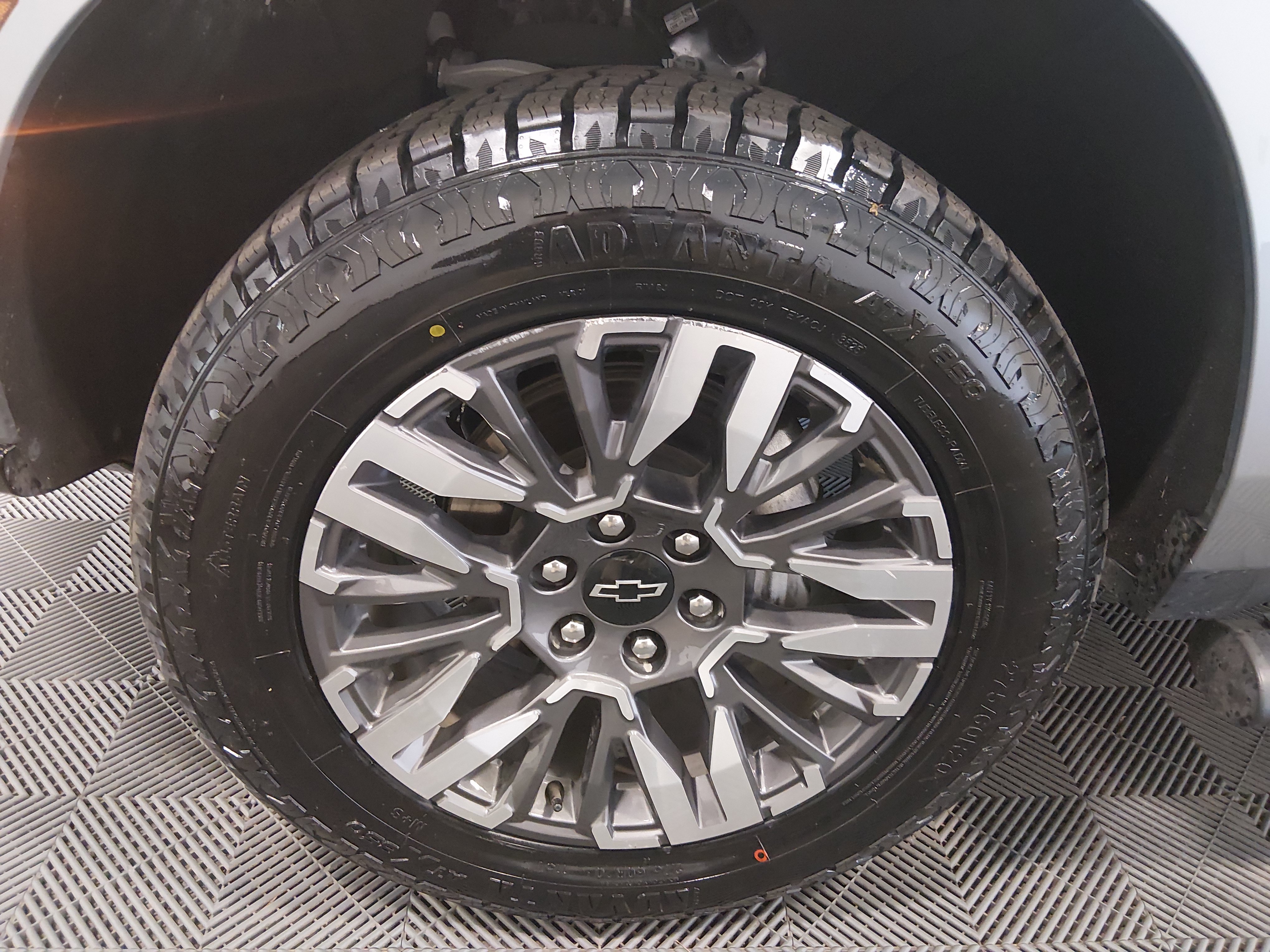 2025 Chevrolet Suburban Z71 - Photo 10