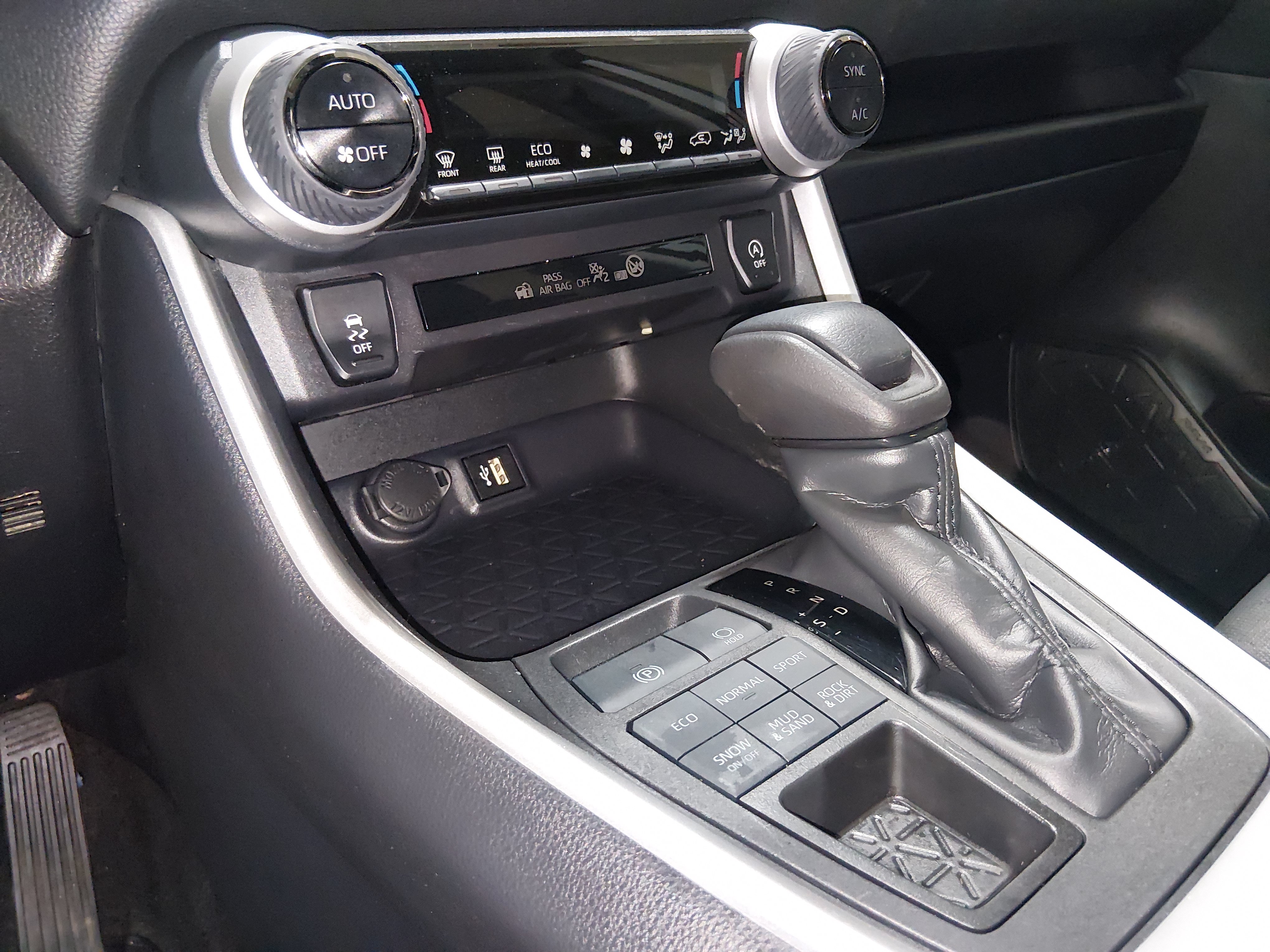 2025 Toyota RAV4 XLE - Photo 16