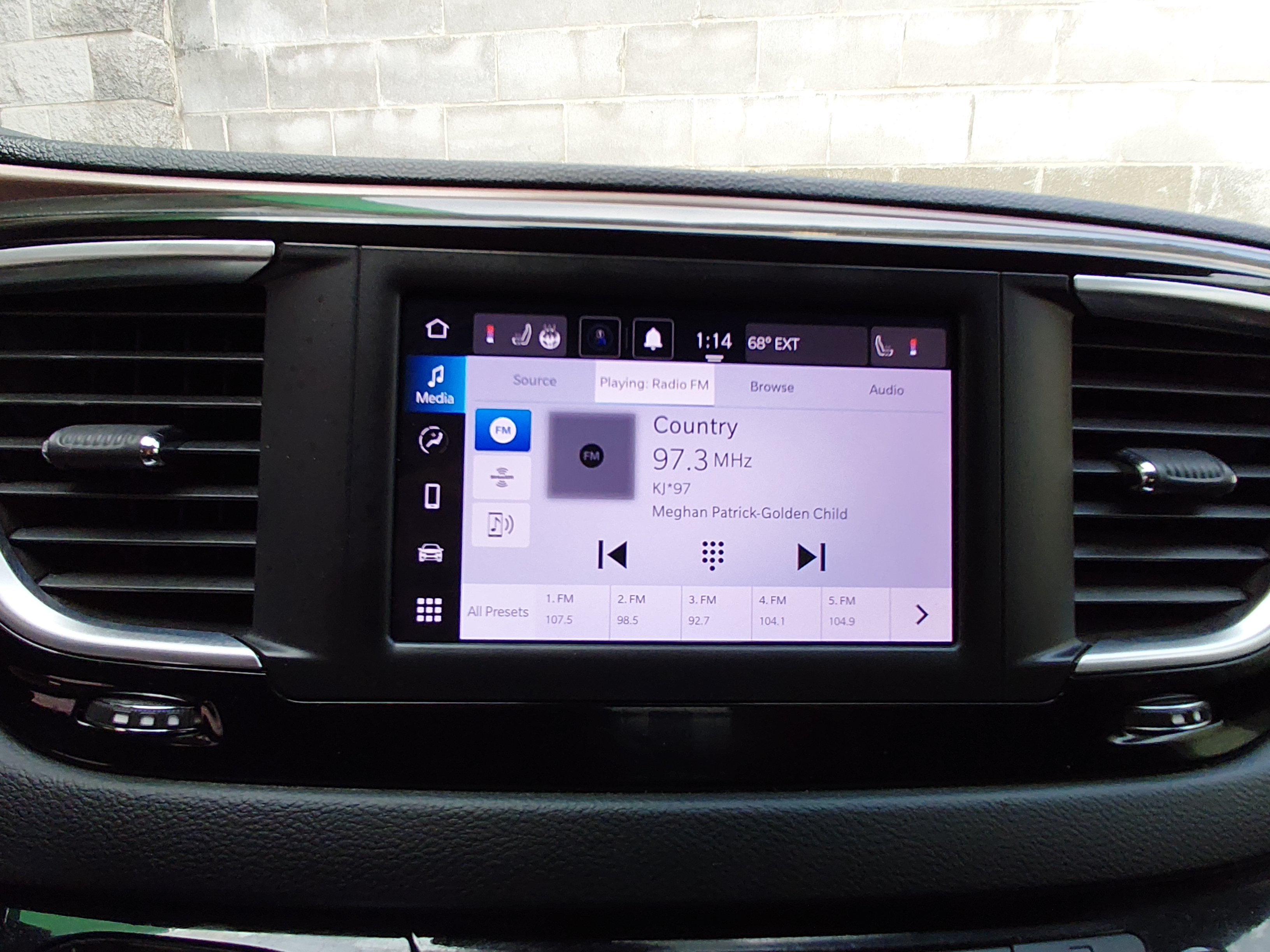 2024 Chrysler Voyager LX - Photo 17