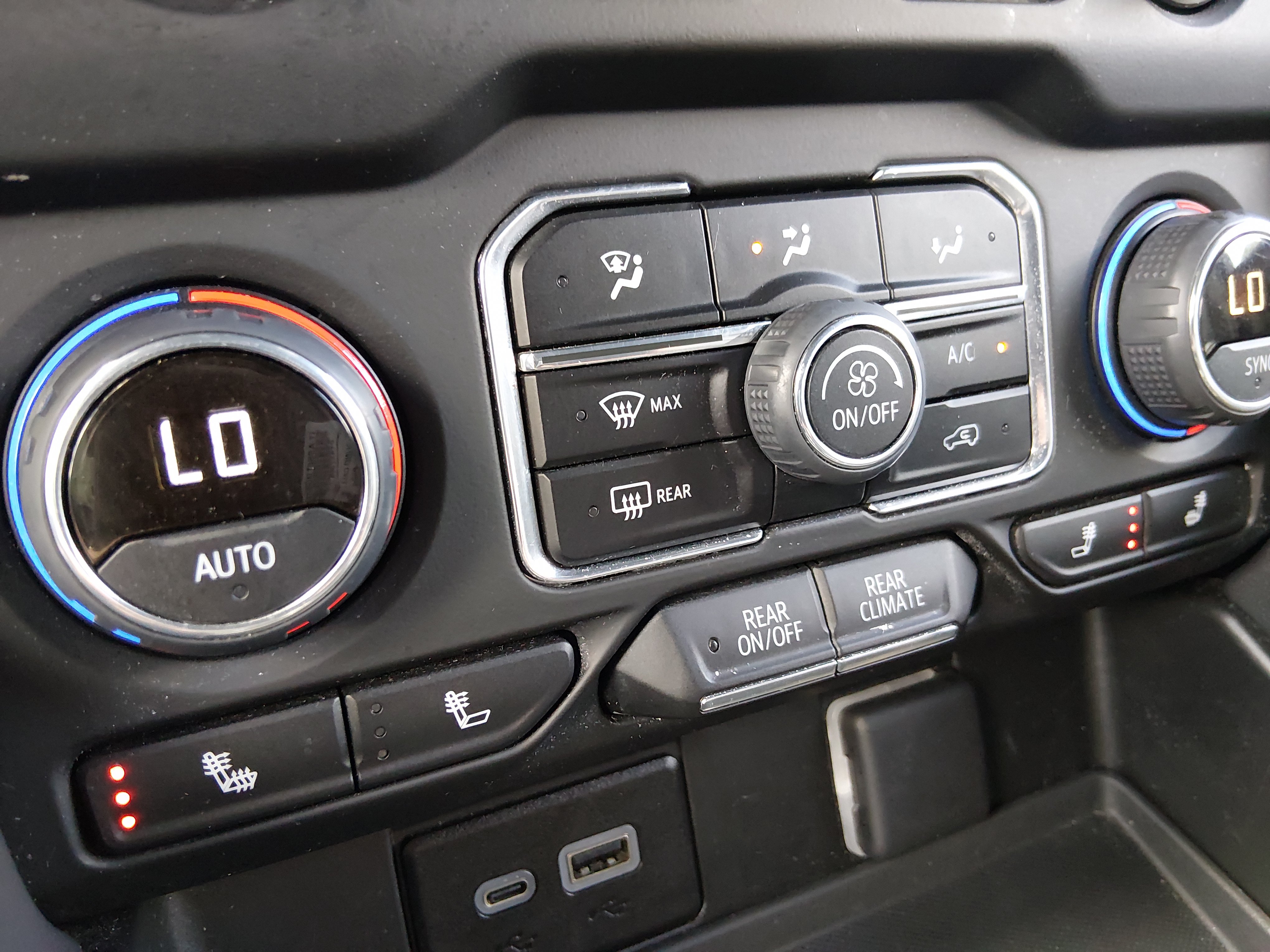2024 Chevrolet Suburban LT - Photo 18