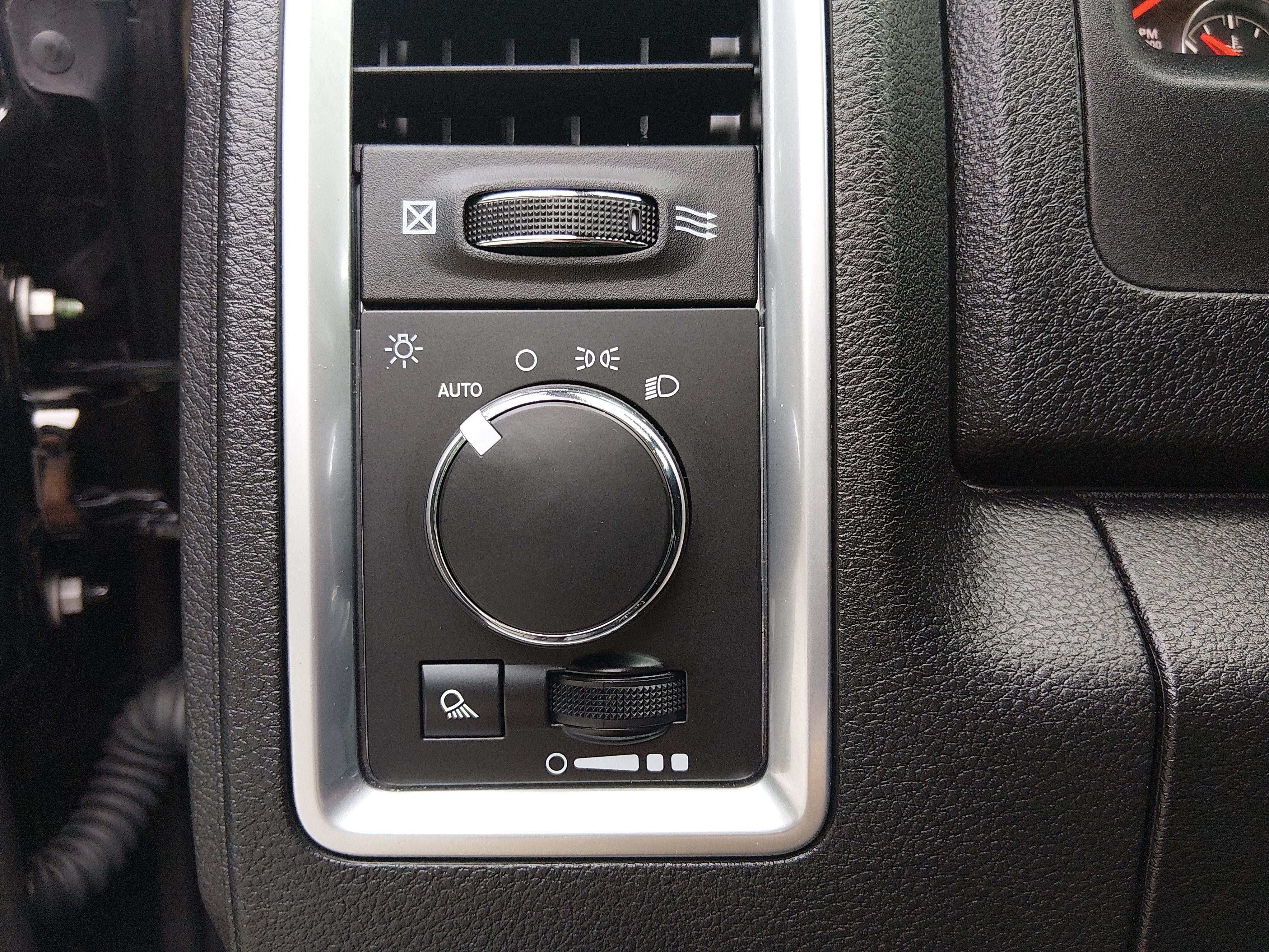 2024 RAM Ram 1500 Classic SLT - Photo 13